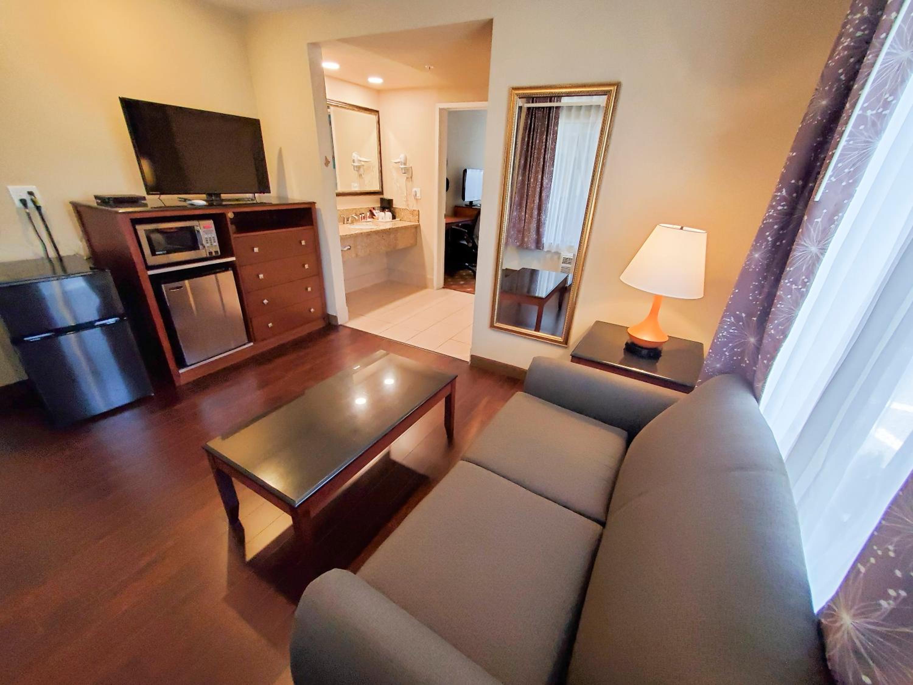 King Suite - Non-Smoking - Photo 5