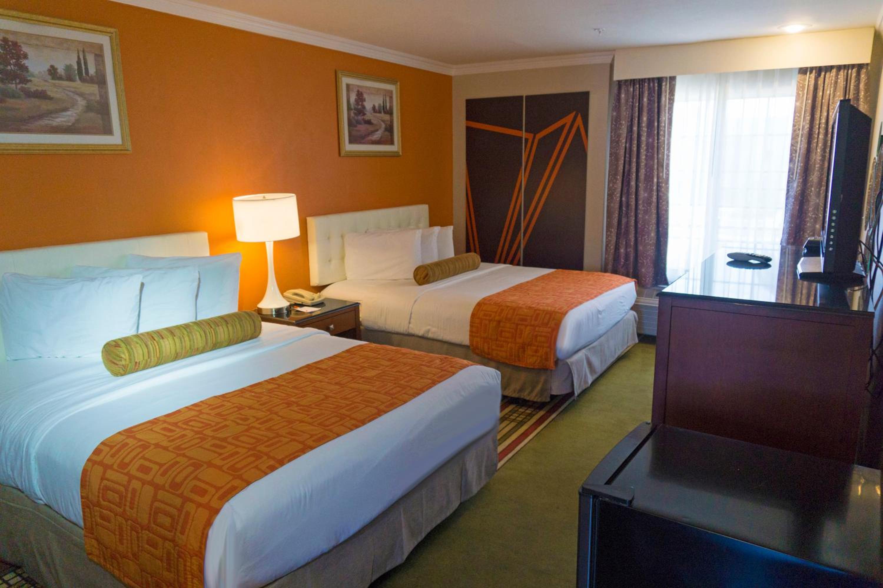 Queen Room with Two Queen Beds - Non-Smoking - Photo 3