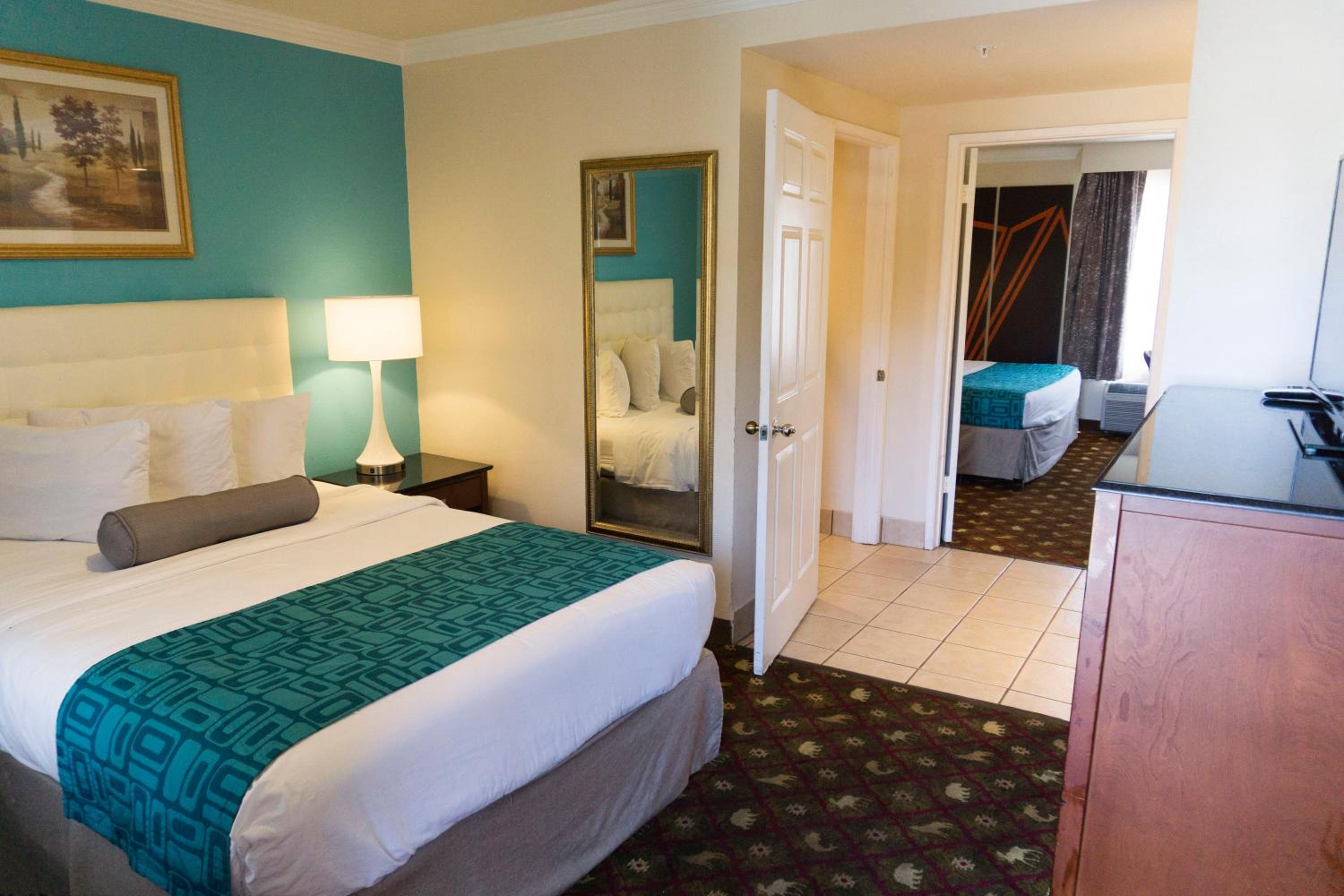 Two-Bedroom Suite - Photo 3