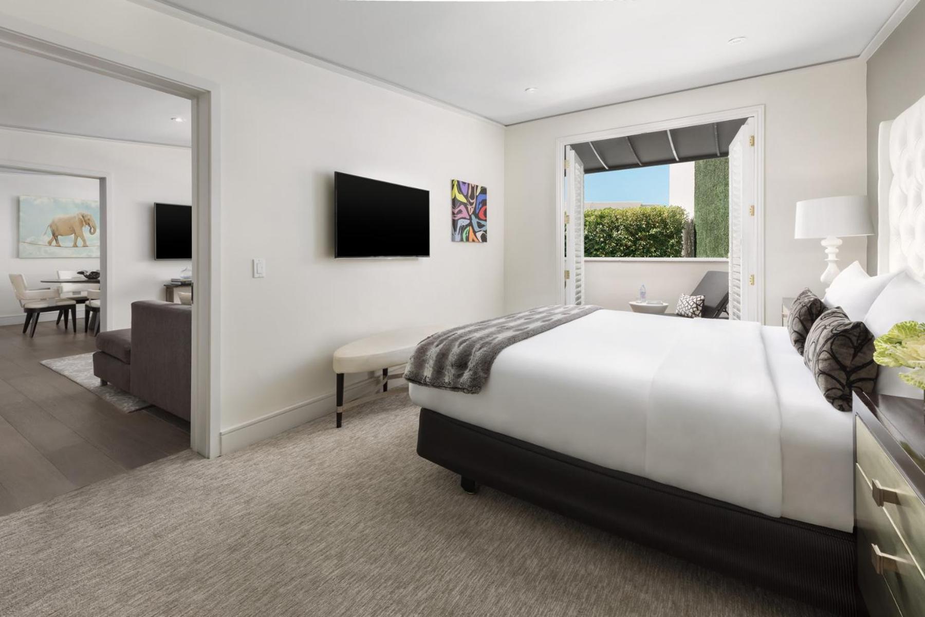 King Suite with Pool View thumbnail 5