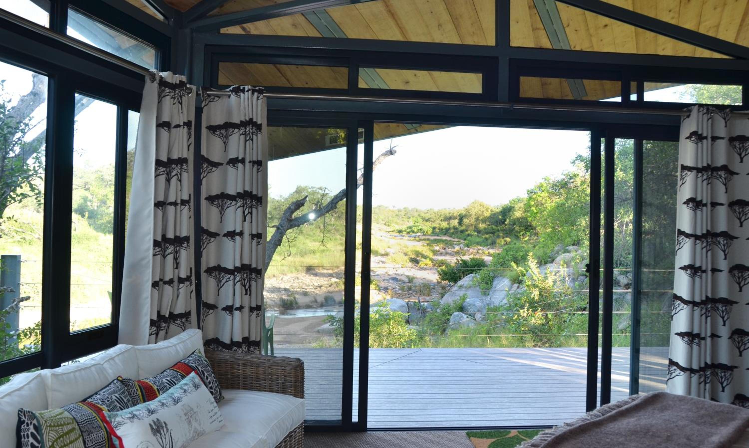 Deluxe Twin Room with Patio - Photo 13