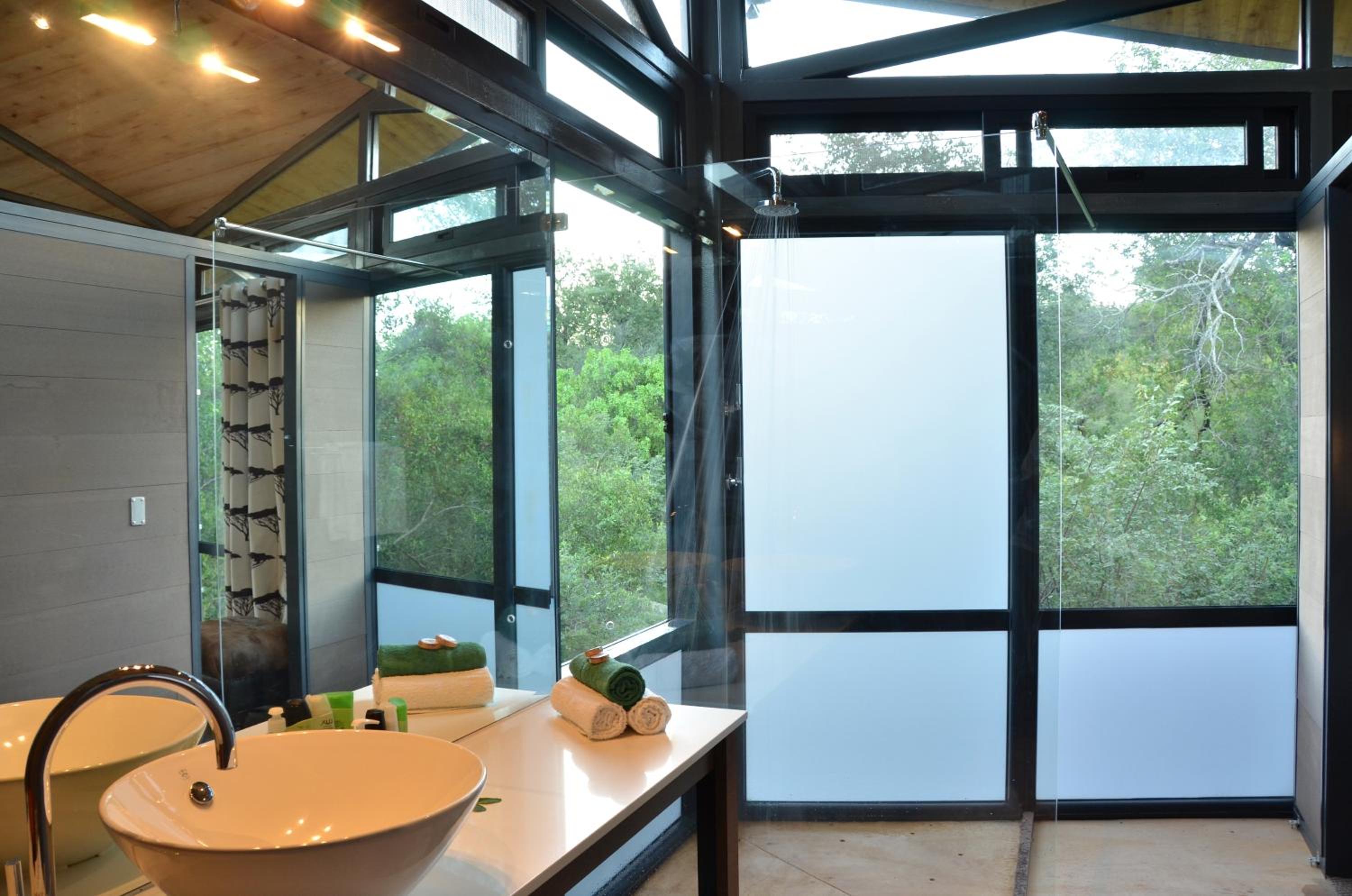 Deluxe Twin Room with Patio - Photo 9