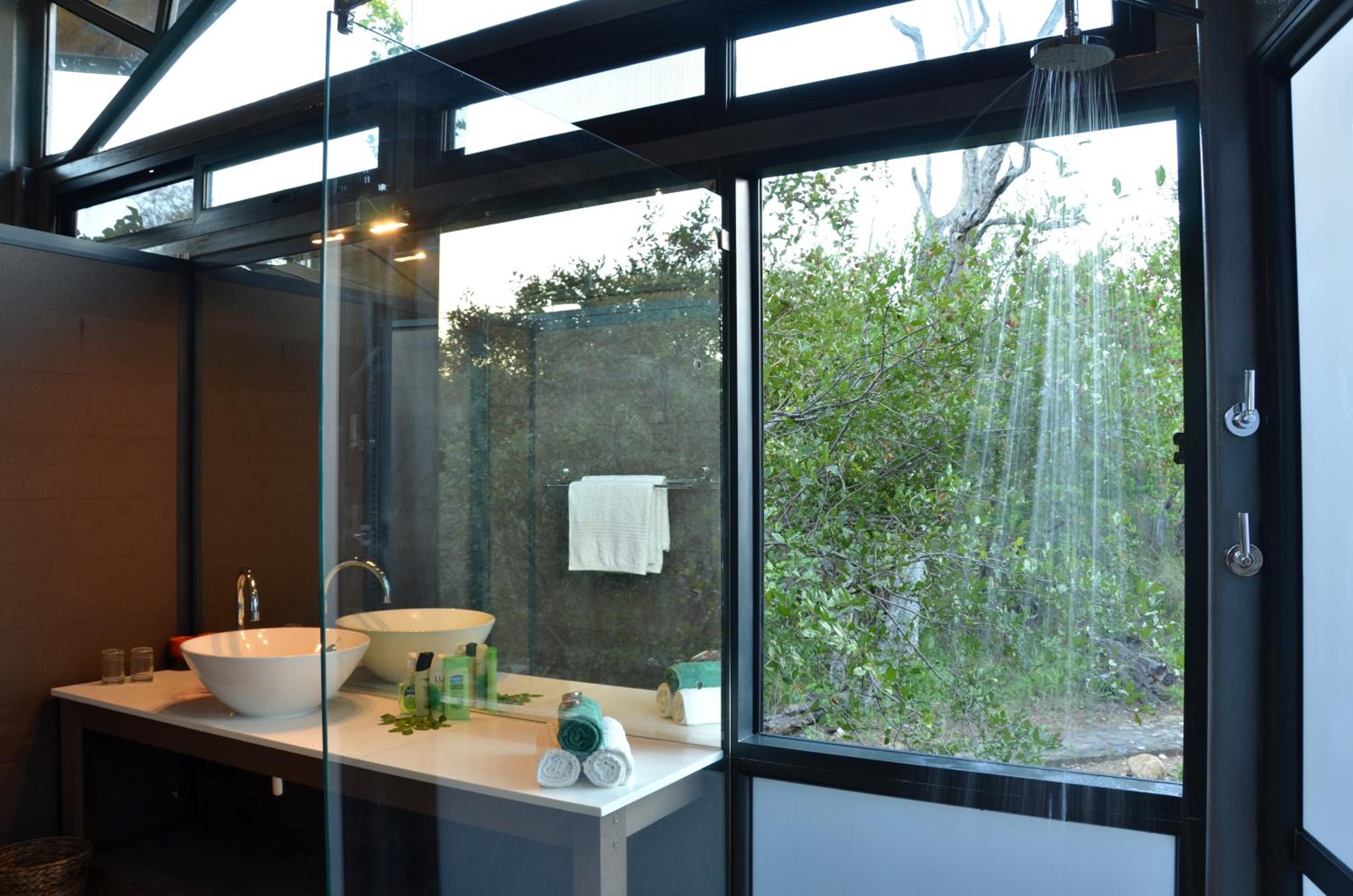 Deluxe Twin Room with Patio - Photo 10