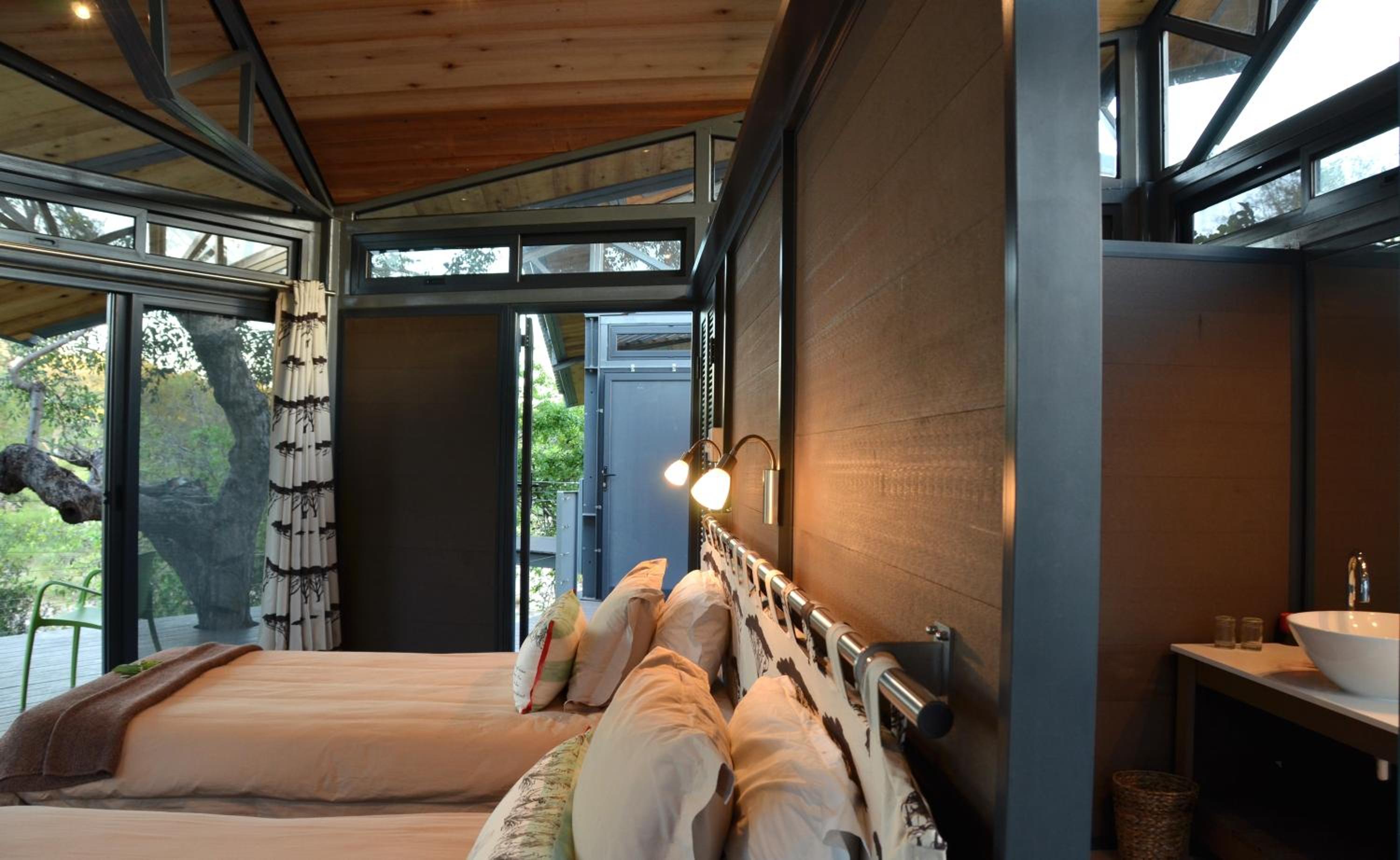 Deluxe Twin Room with Patio - Photo 7