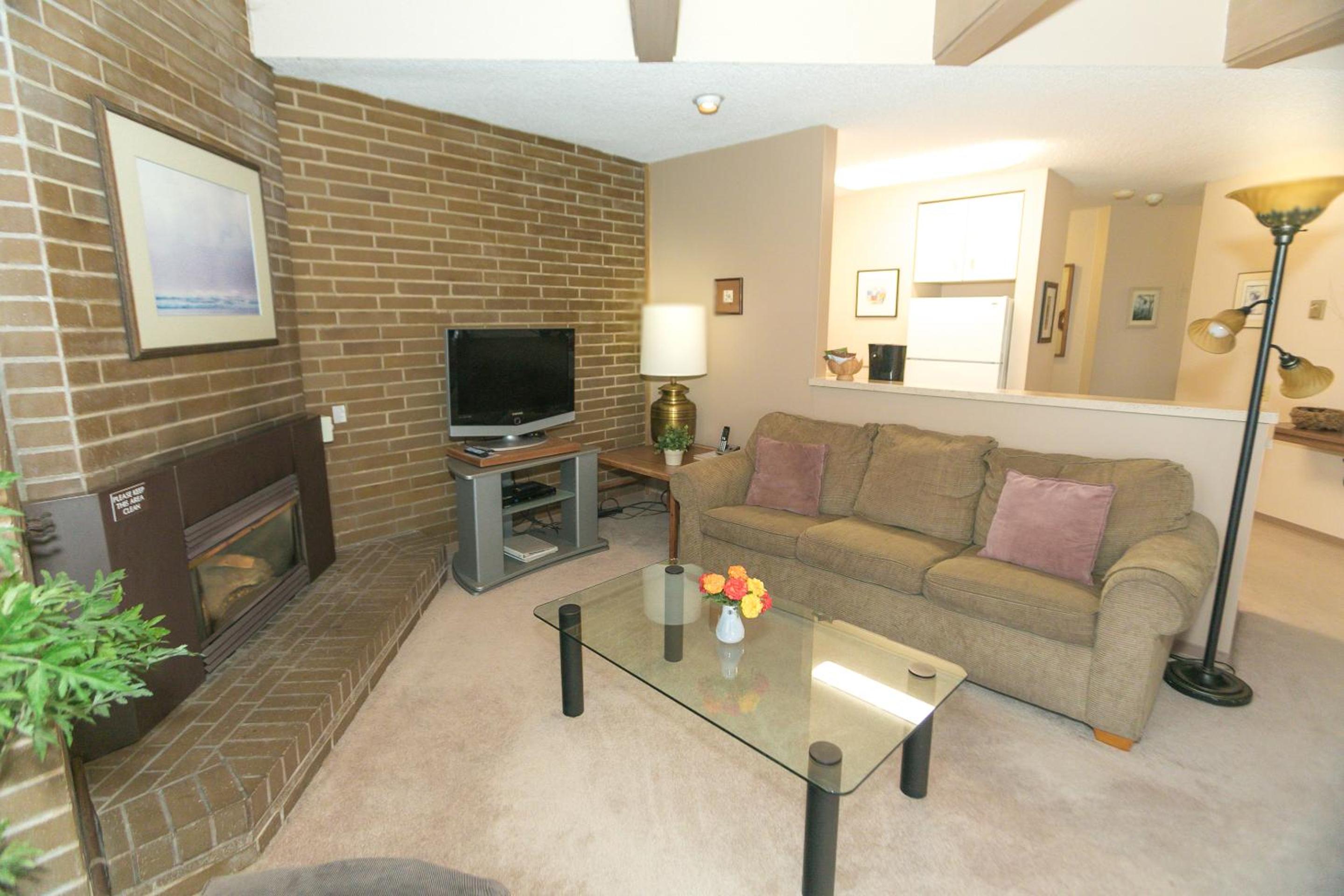 Deluxe One-Bedroom Apartment with Sea View - 314 - No Pets, photo 6