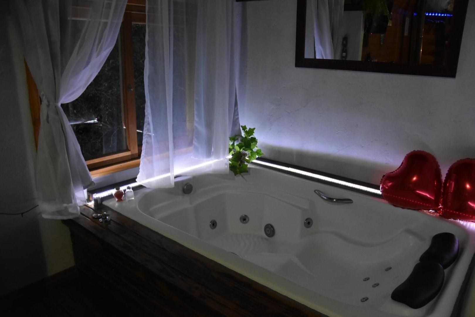 Double Room with Spa Bath - Photo 47