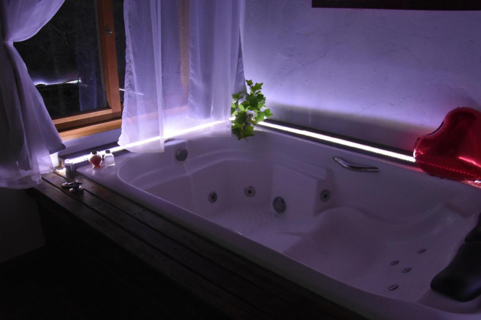 Double Room with Spa Bath - Photo 25