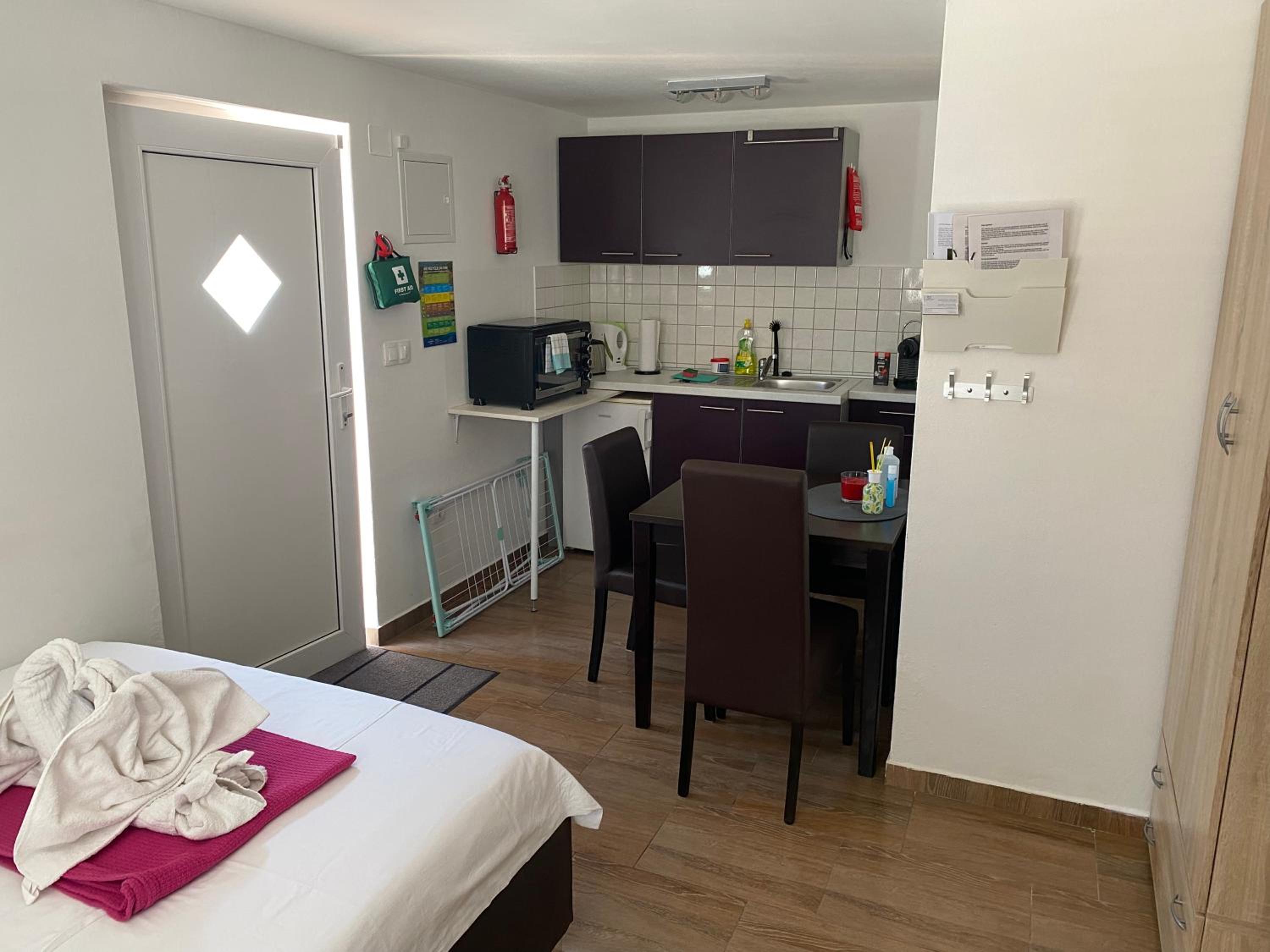 Studio Apartment - Photo 1
