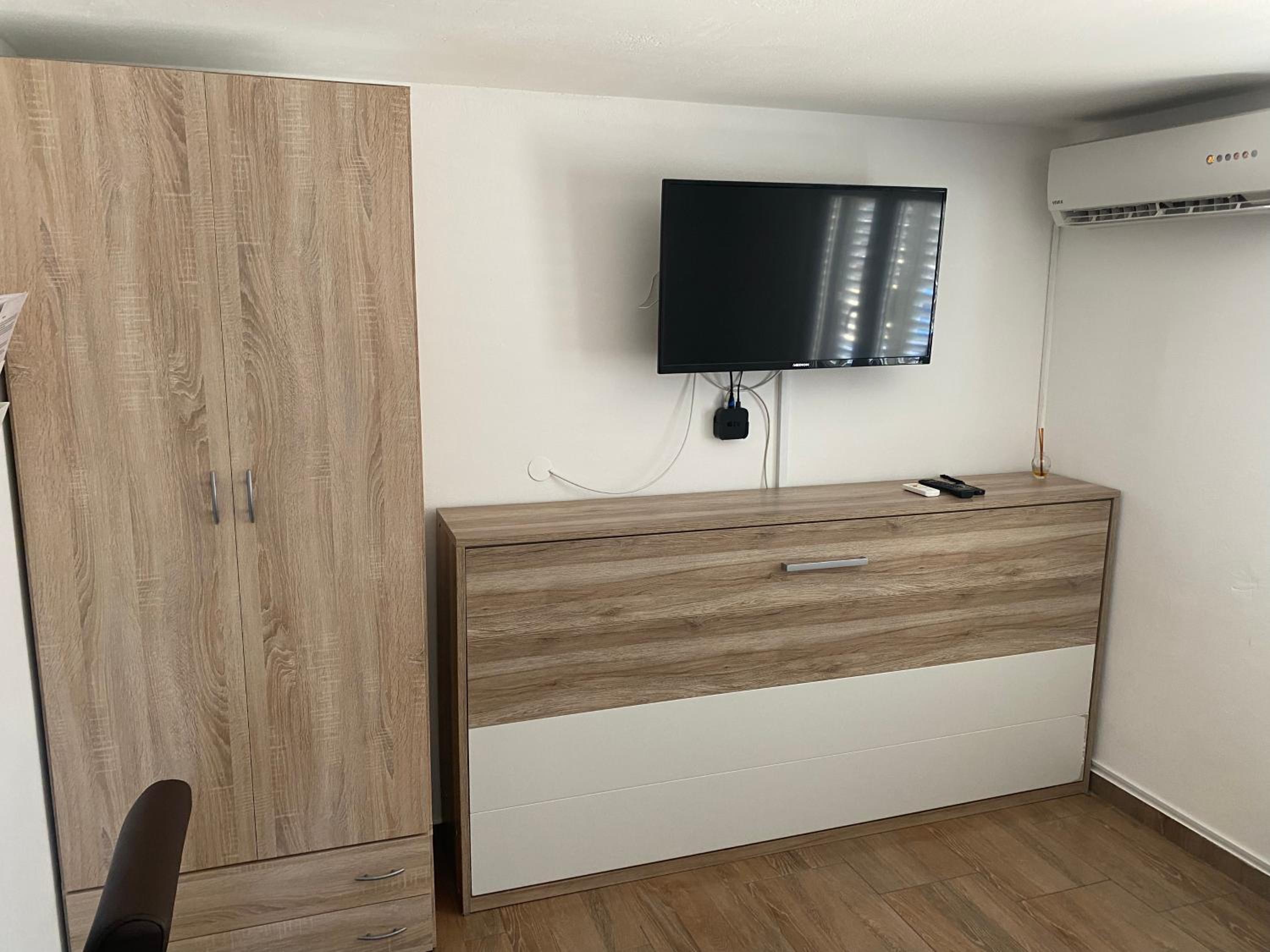 Studio Apartment - Photo 15