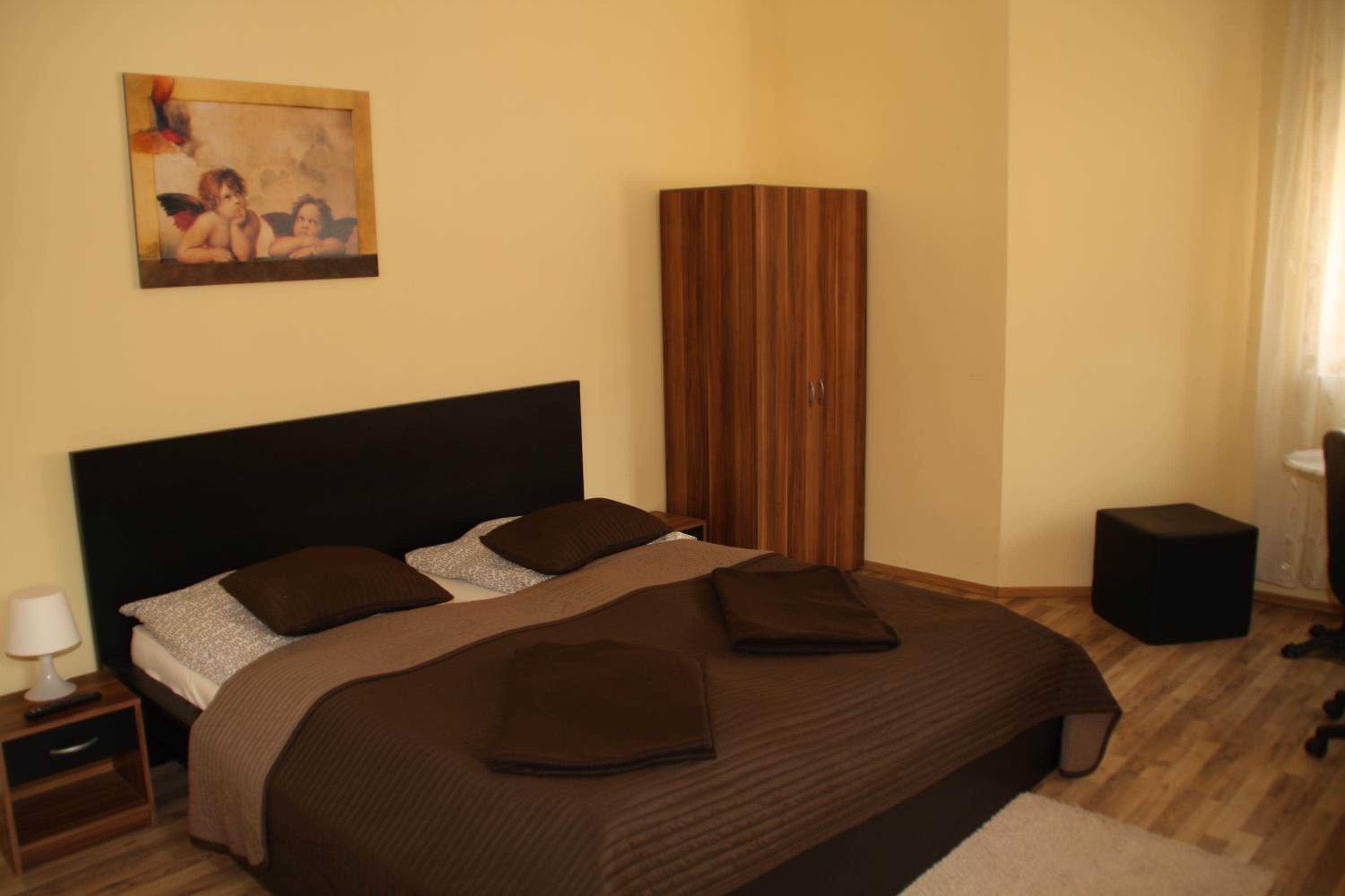 Double Room - Photo 9