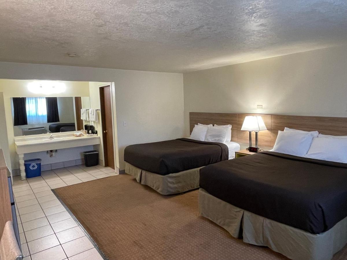 Queen Suite with 2 Queen Beds - Non-Smoking photo 2