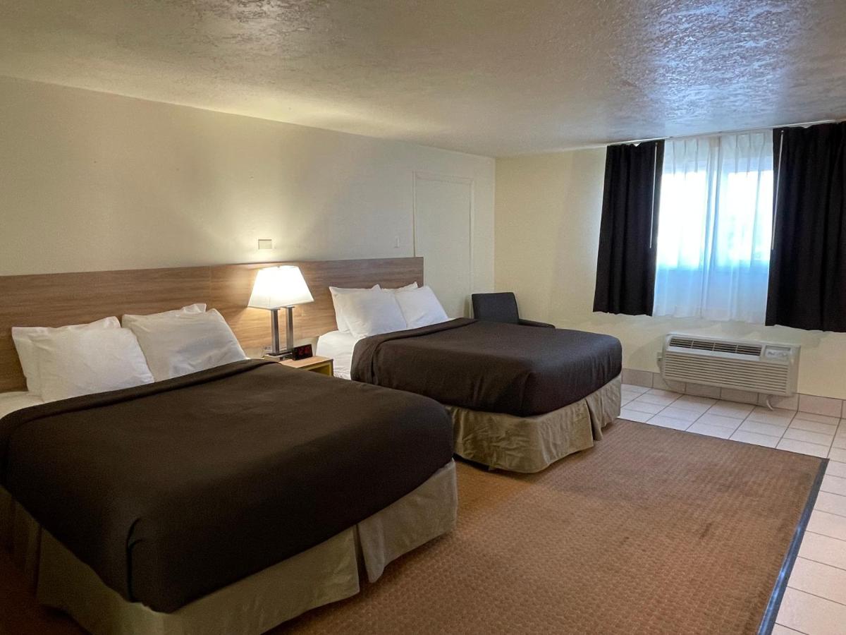 Queen Suite with 2 Queen Beds - Non-Smoking photo 3