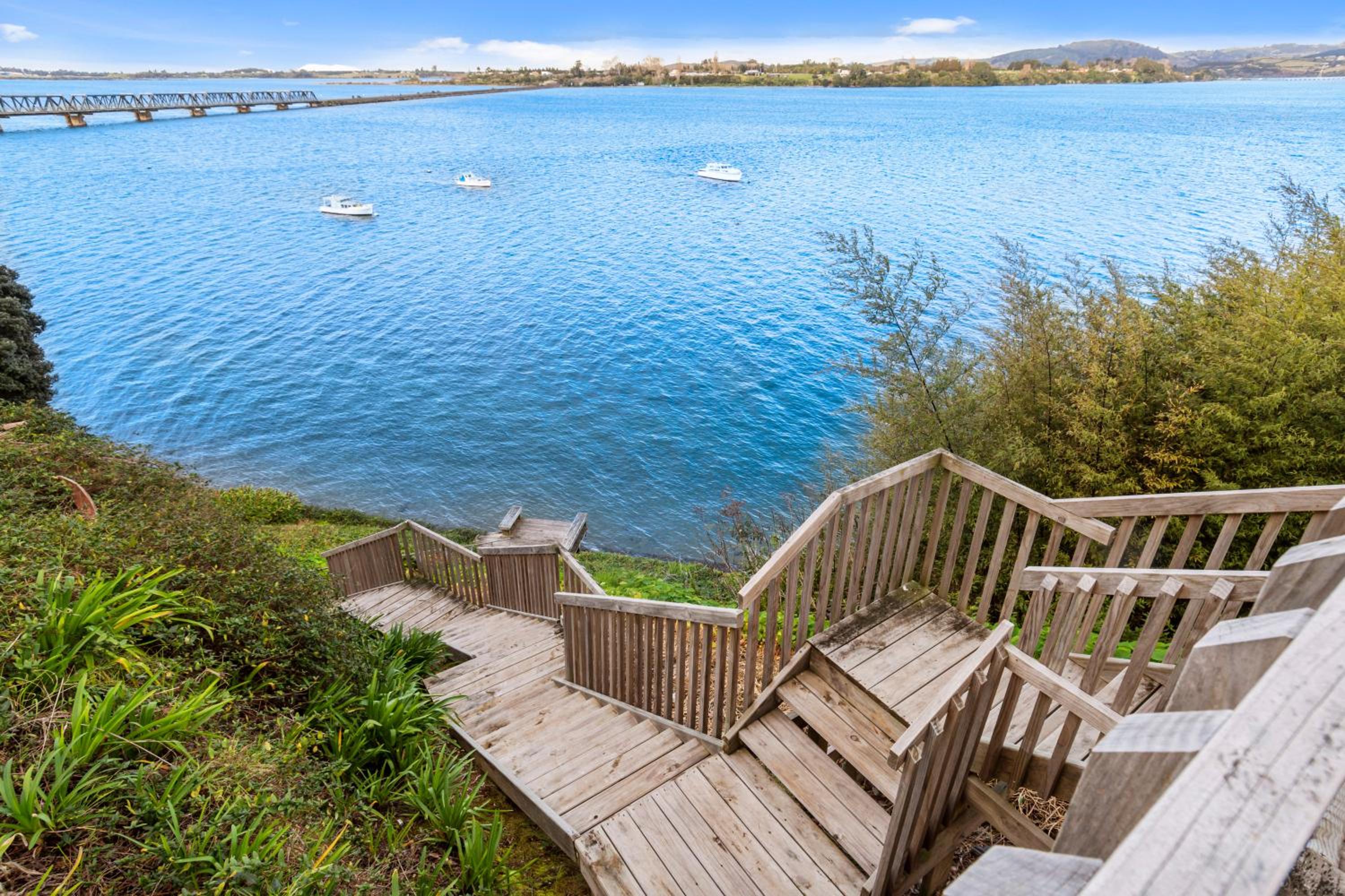 Executive Queen Suite - Water Front - Photo 2