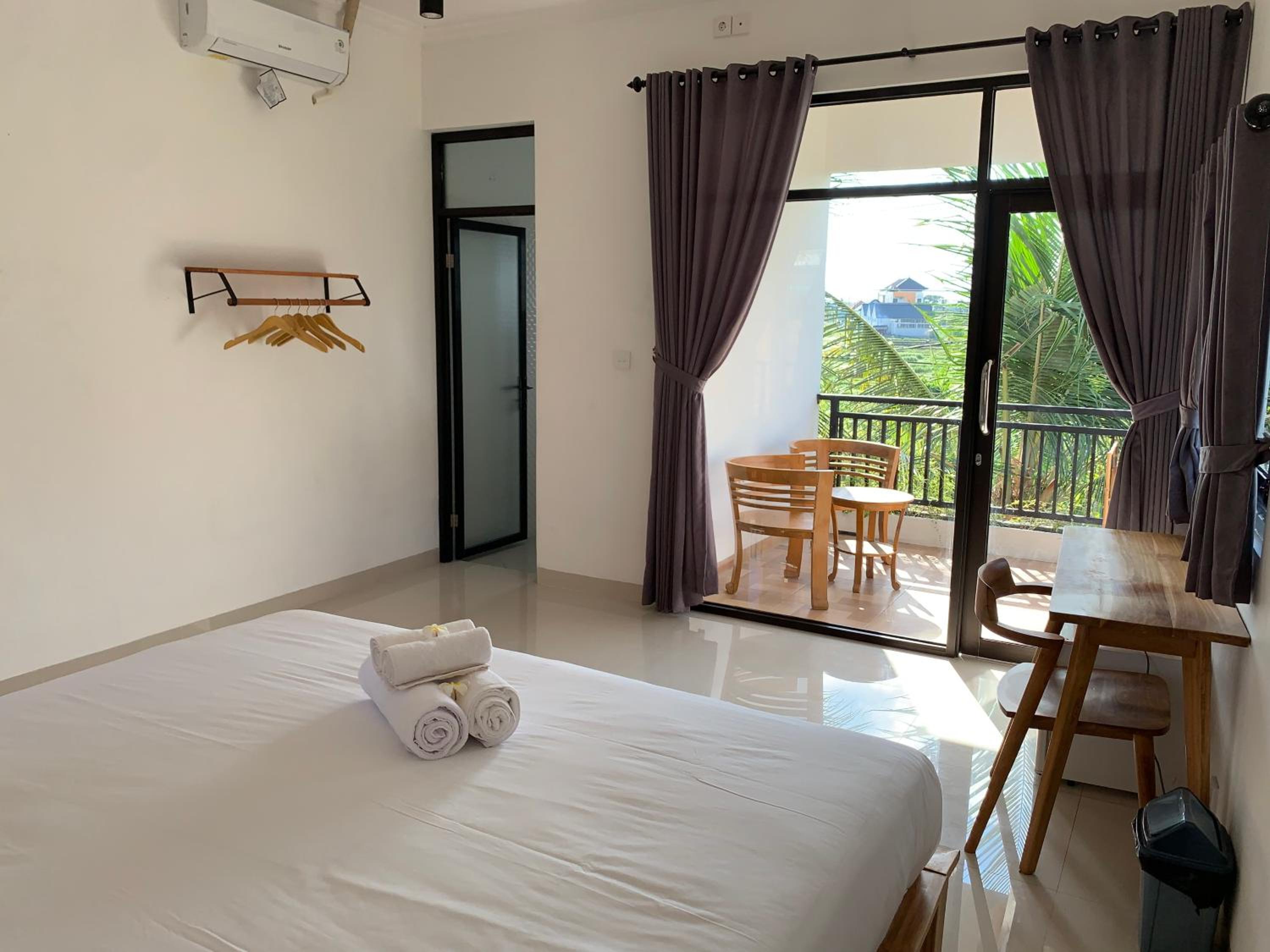 King Room with Balcony - Photo 6
