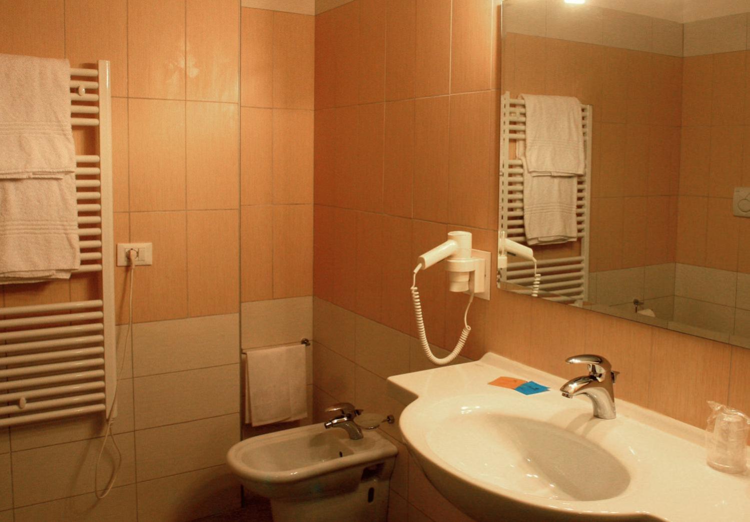 Double or Twin Room - Photo 4