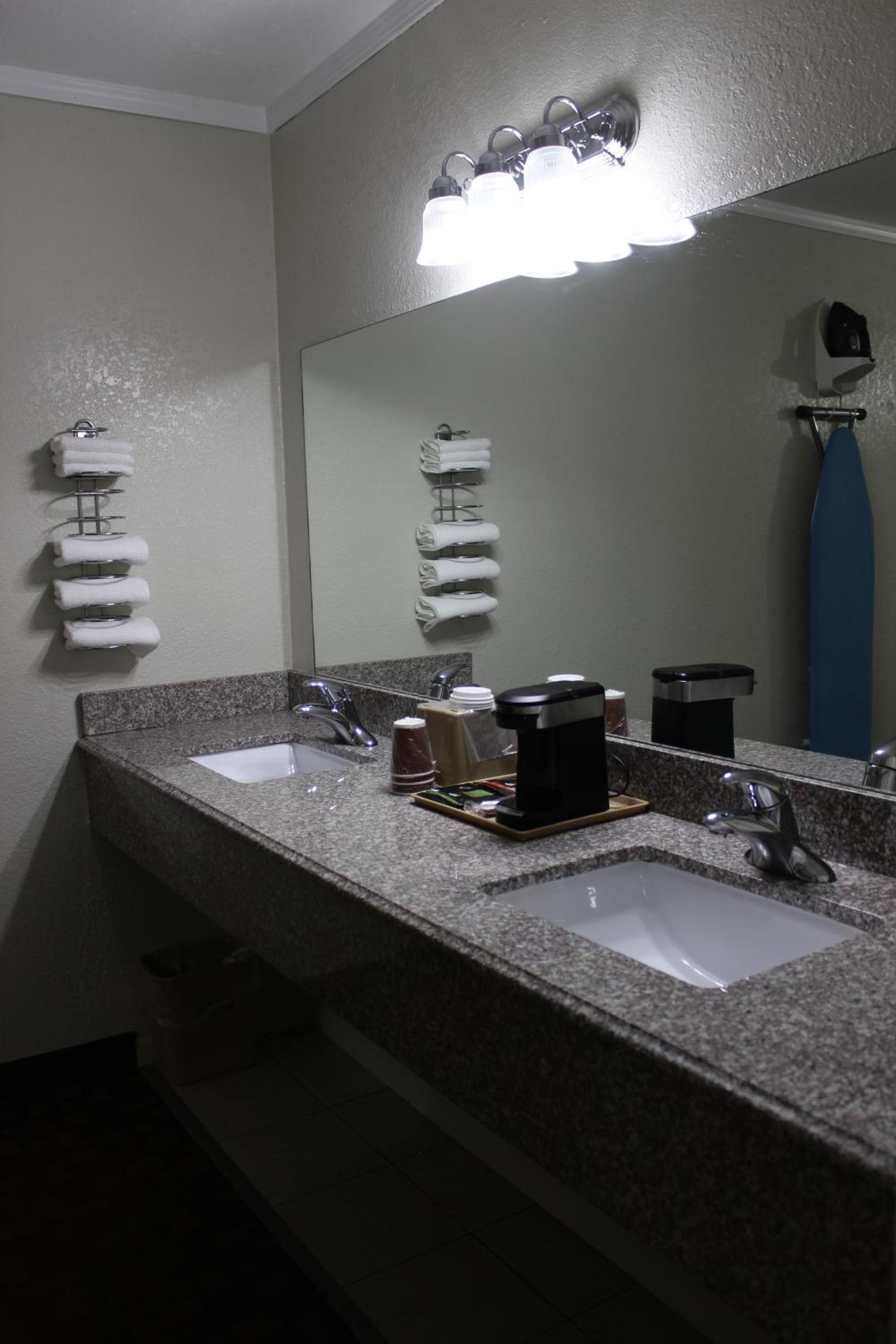 Double Room with Two Double Beds - Non-Smoking - Photo 4