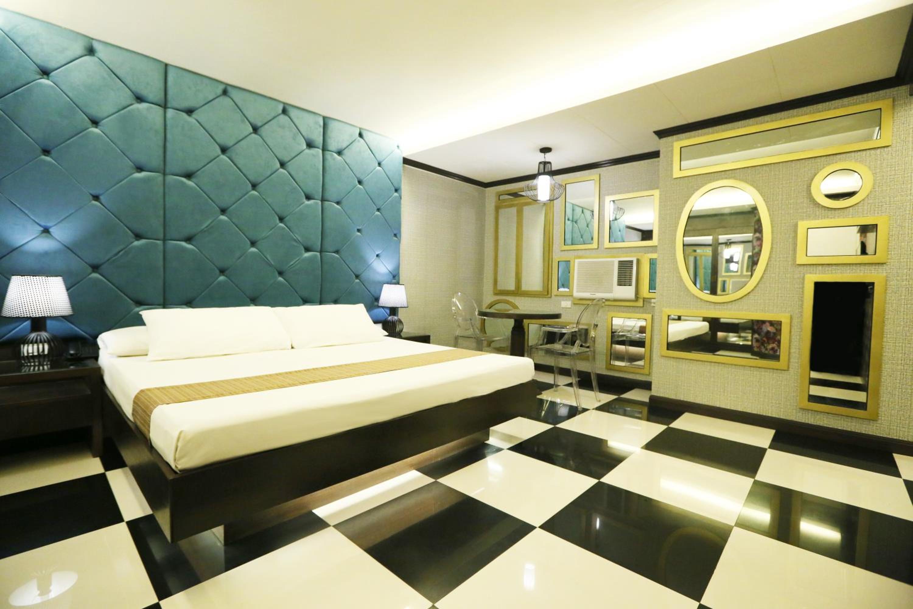 Suite - Photo 2