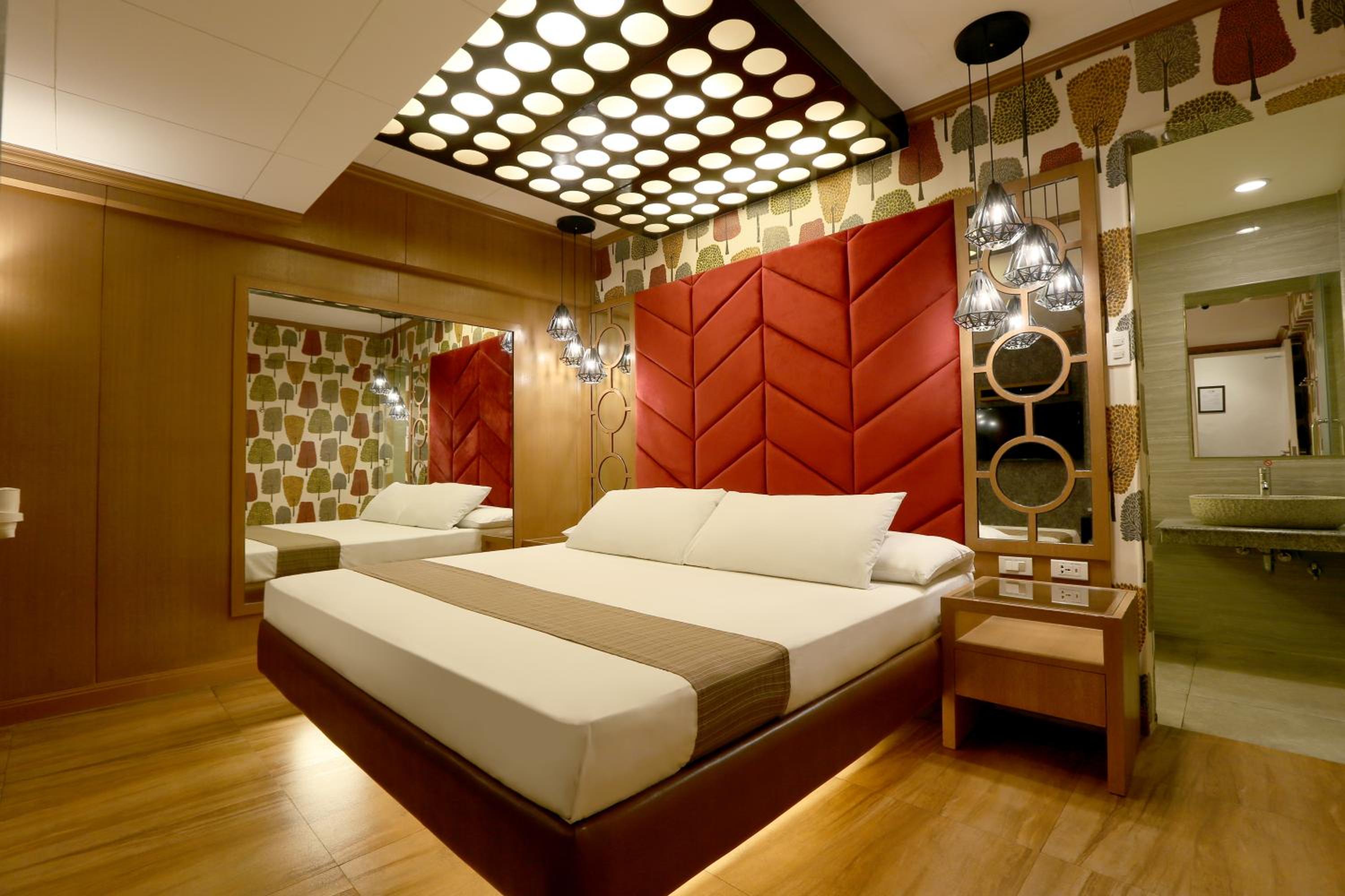 Suite - Photo 1
