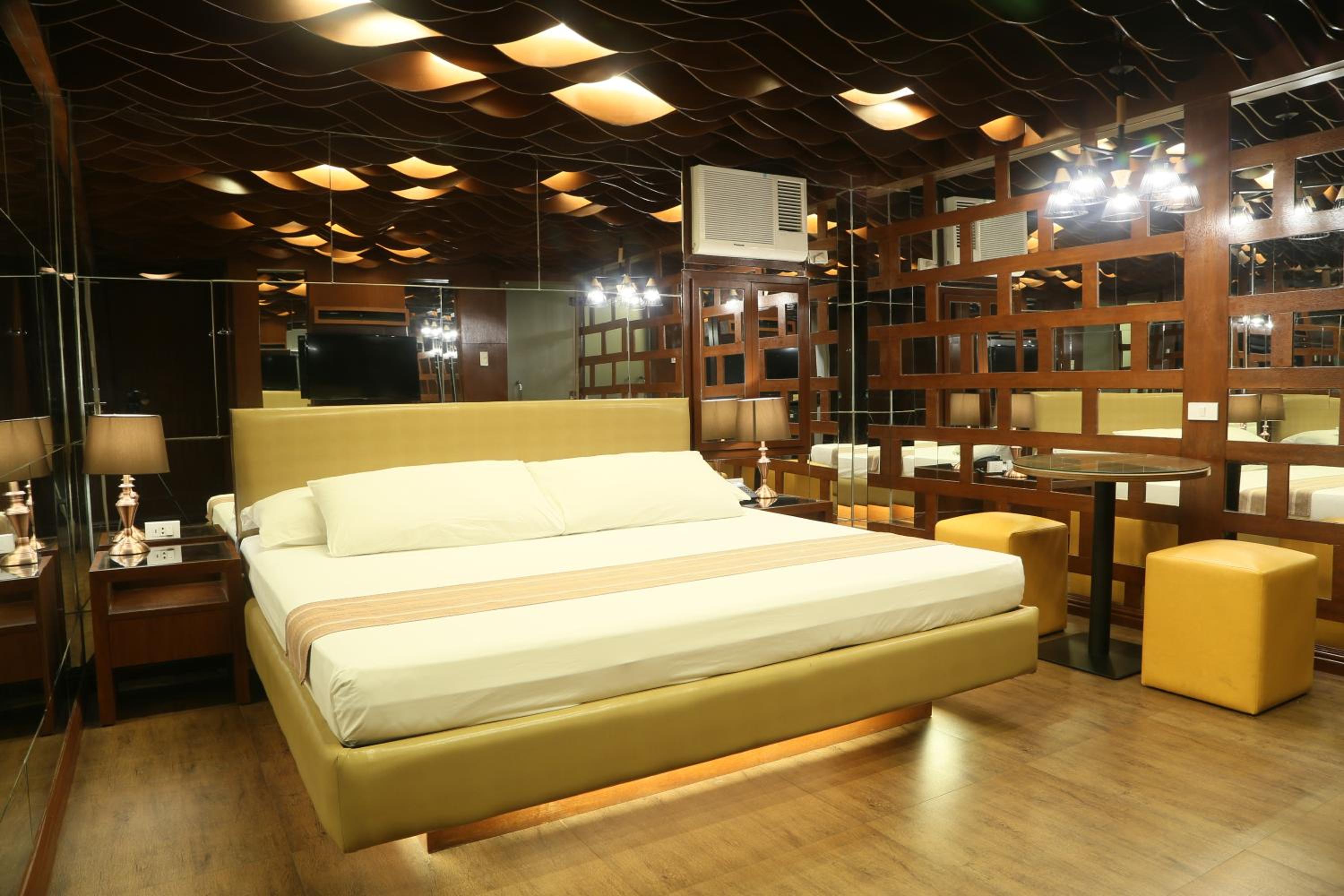 Suite - Photo 3