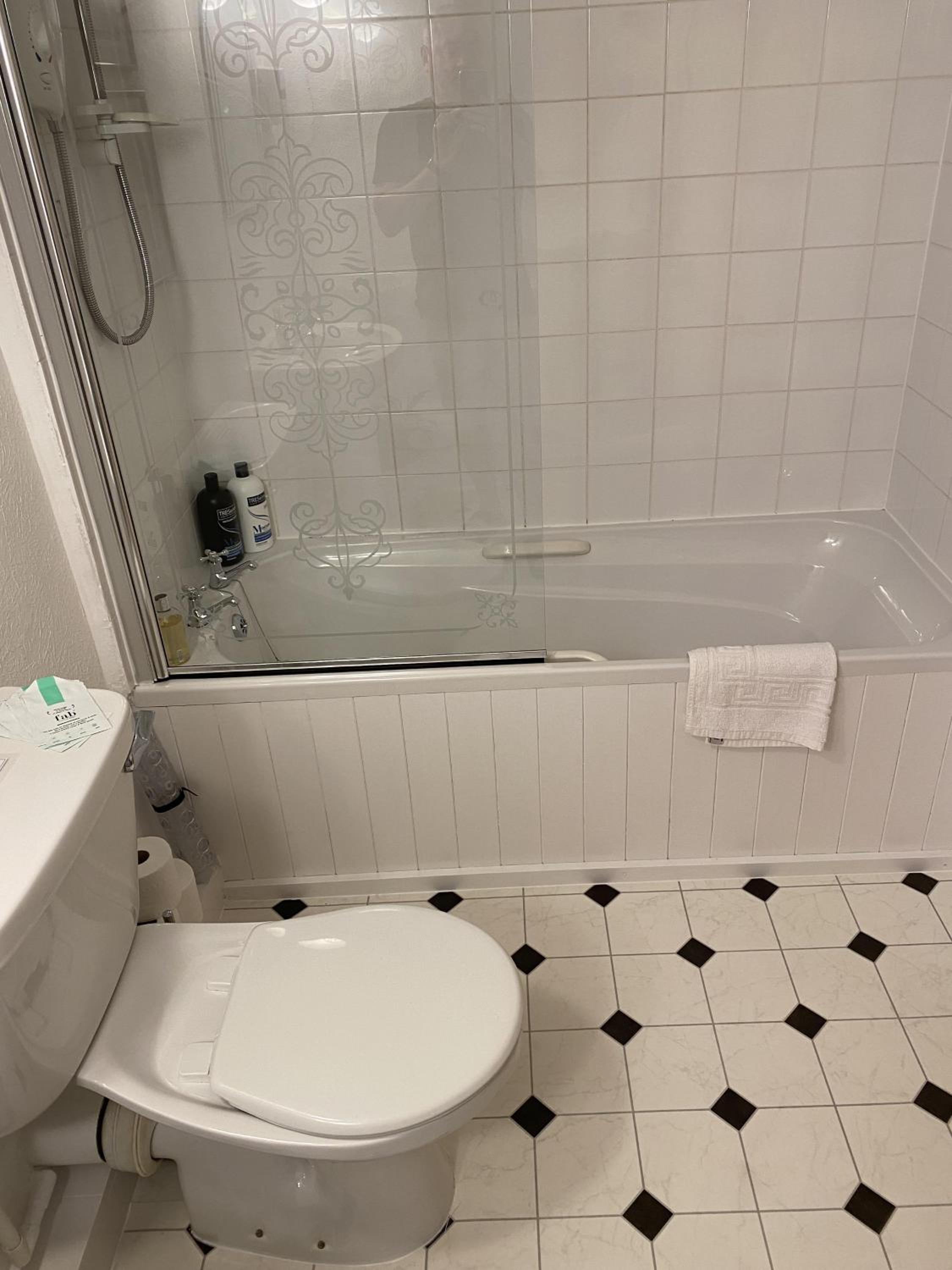 Twin Room with Bath photo 2
