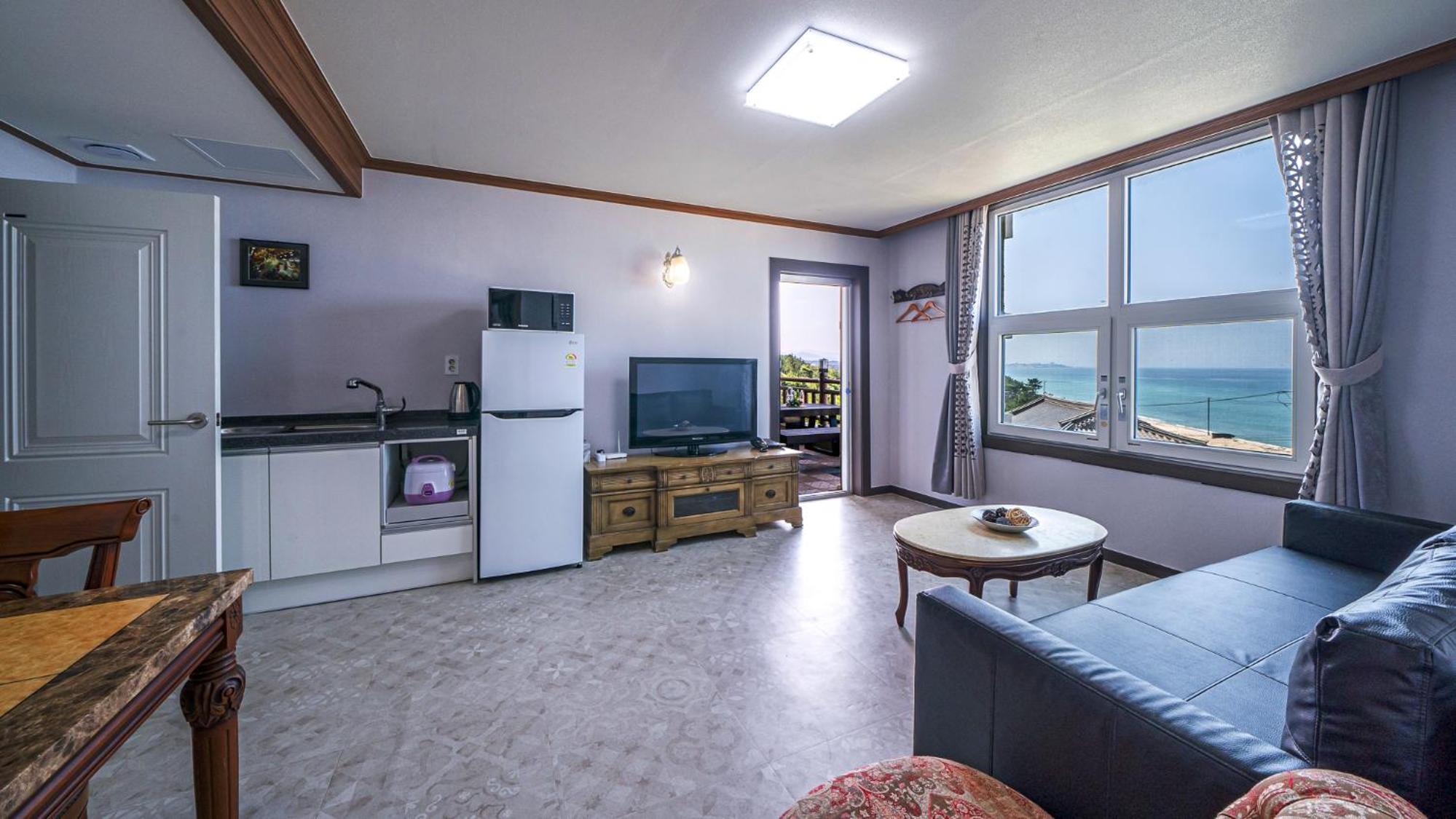 Deluxe Suite with Sea View - Photo 4