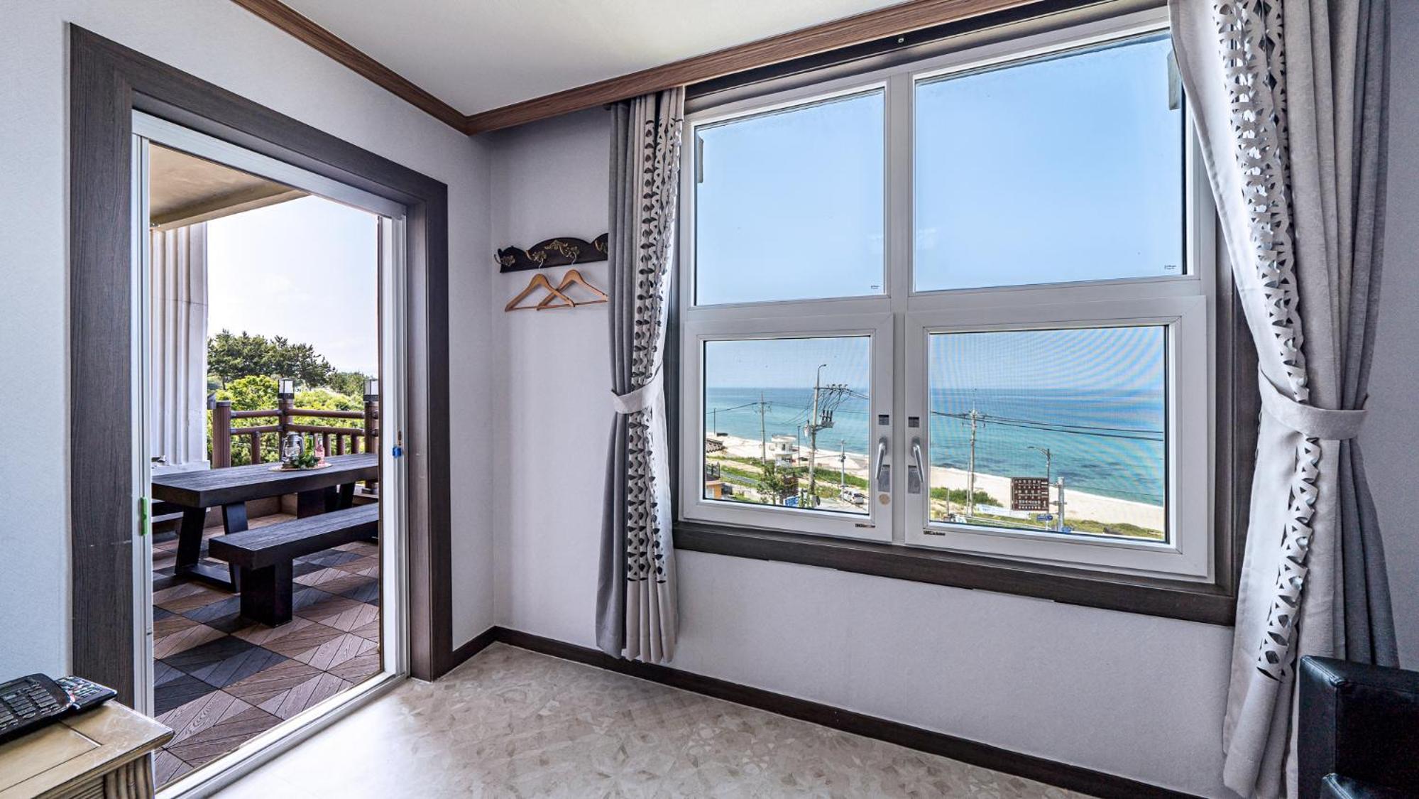 Deluxe Suite with Sea View - Photo 6