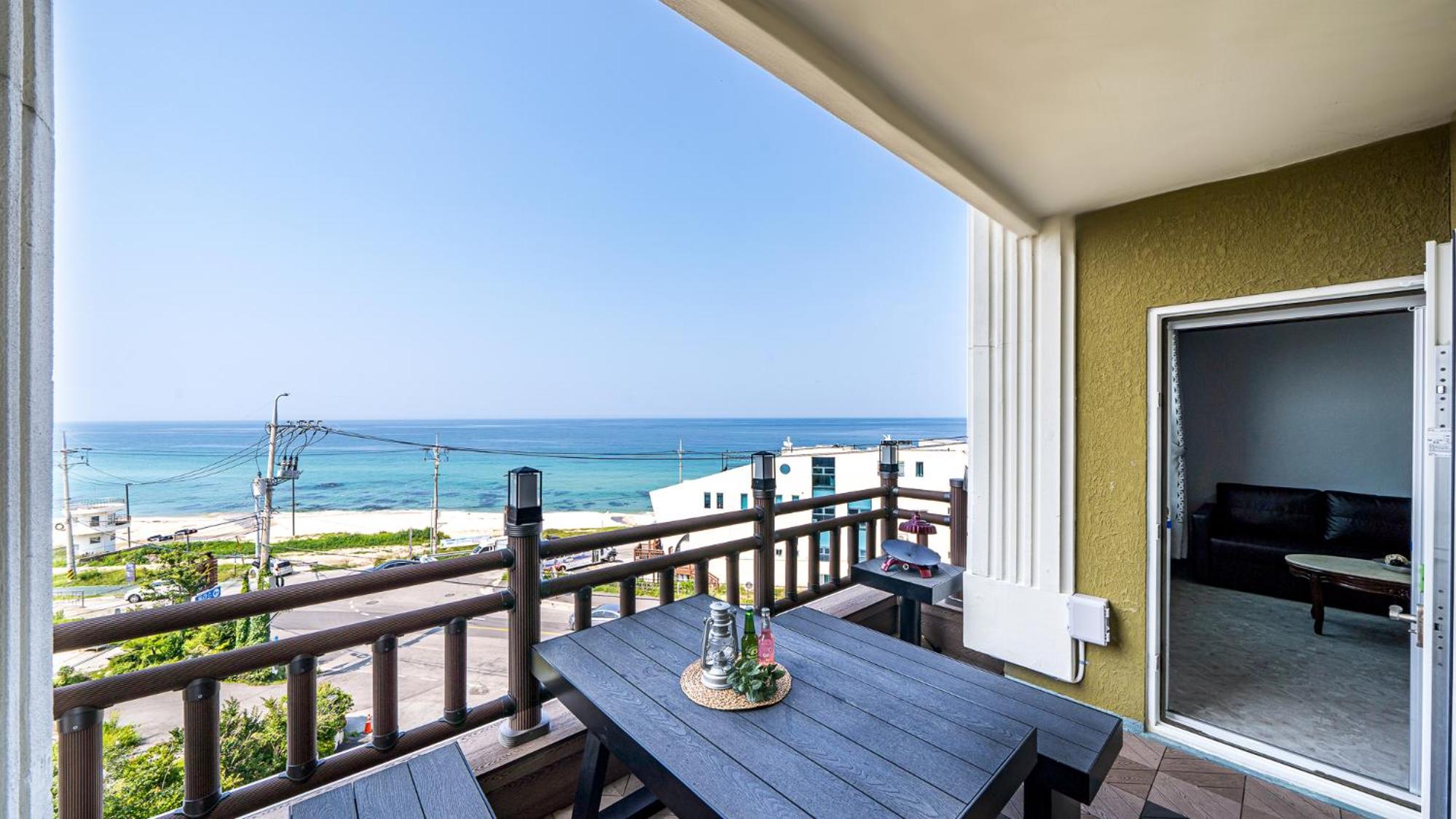 Deluxe Suite with Sea View - Photo 7