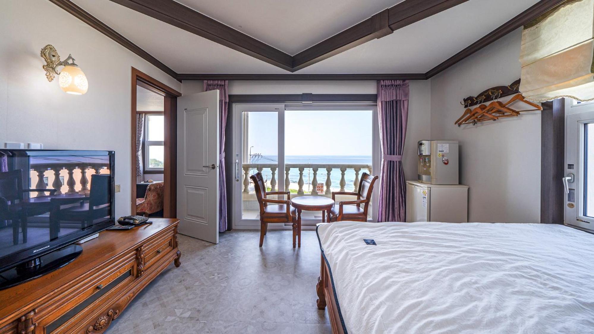 Deluxe Suite with Sea View - Photo 10