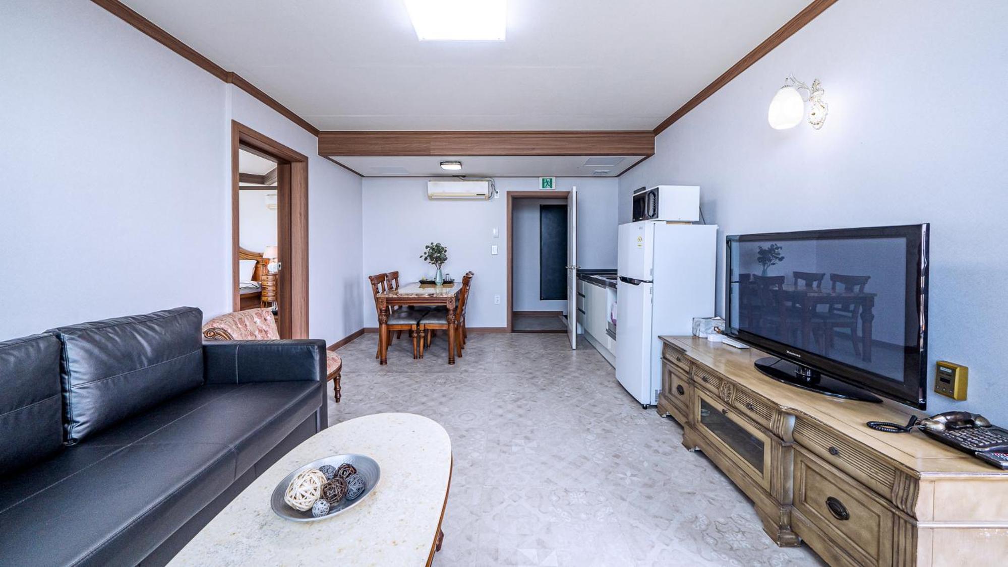 Deluxe Suite with Sea View - Photo 3