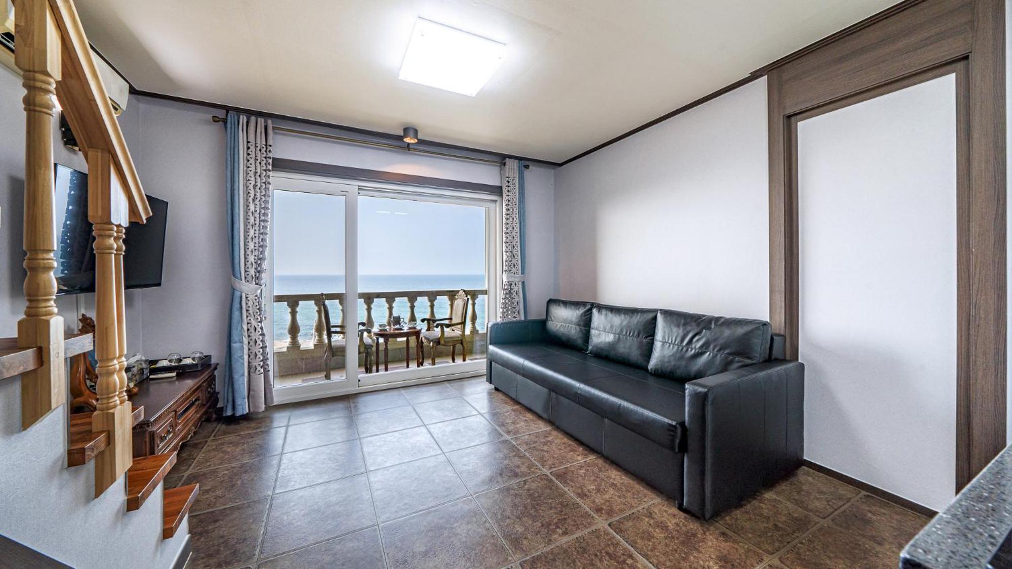 Duplex Deluxe Studio - Photo 3