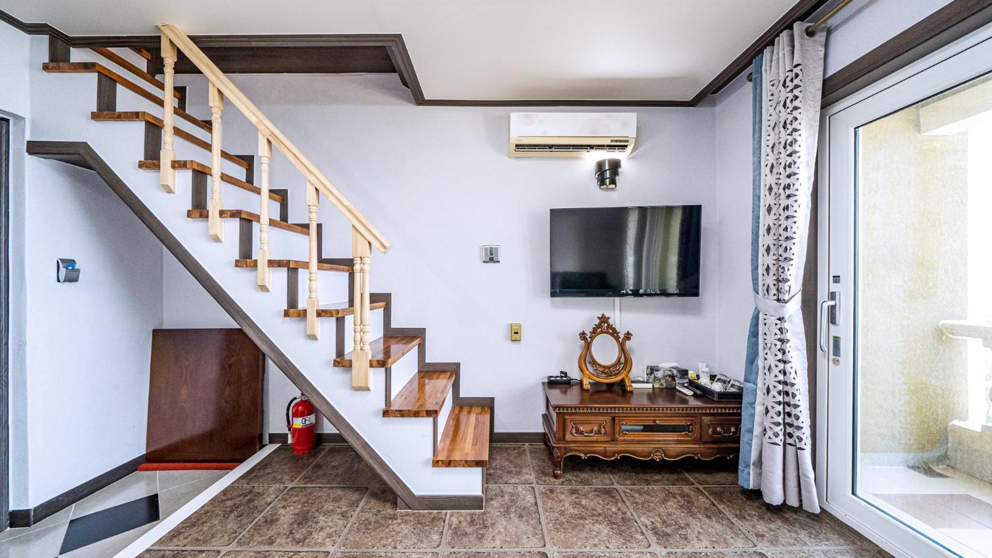 Duplex Deluxe Studio - Photo 2