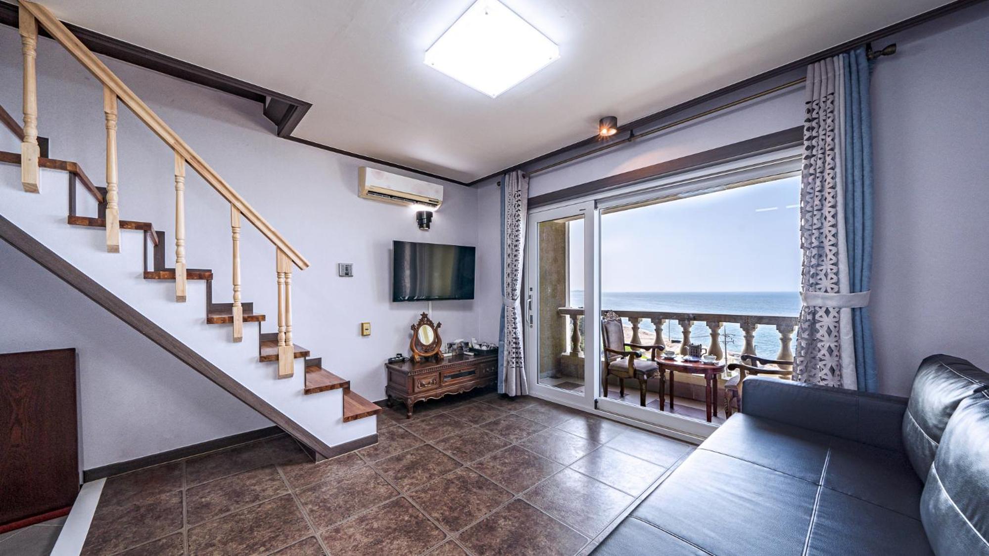 Duplex Deluxe Studio - Photo 1