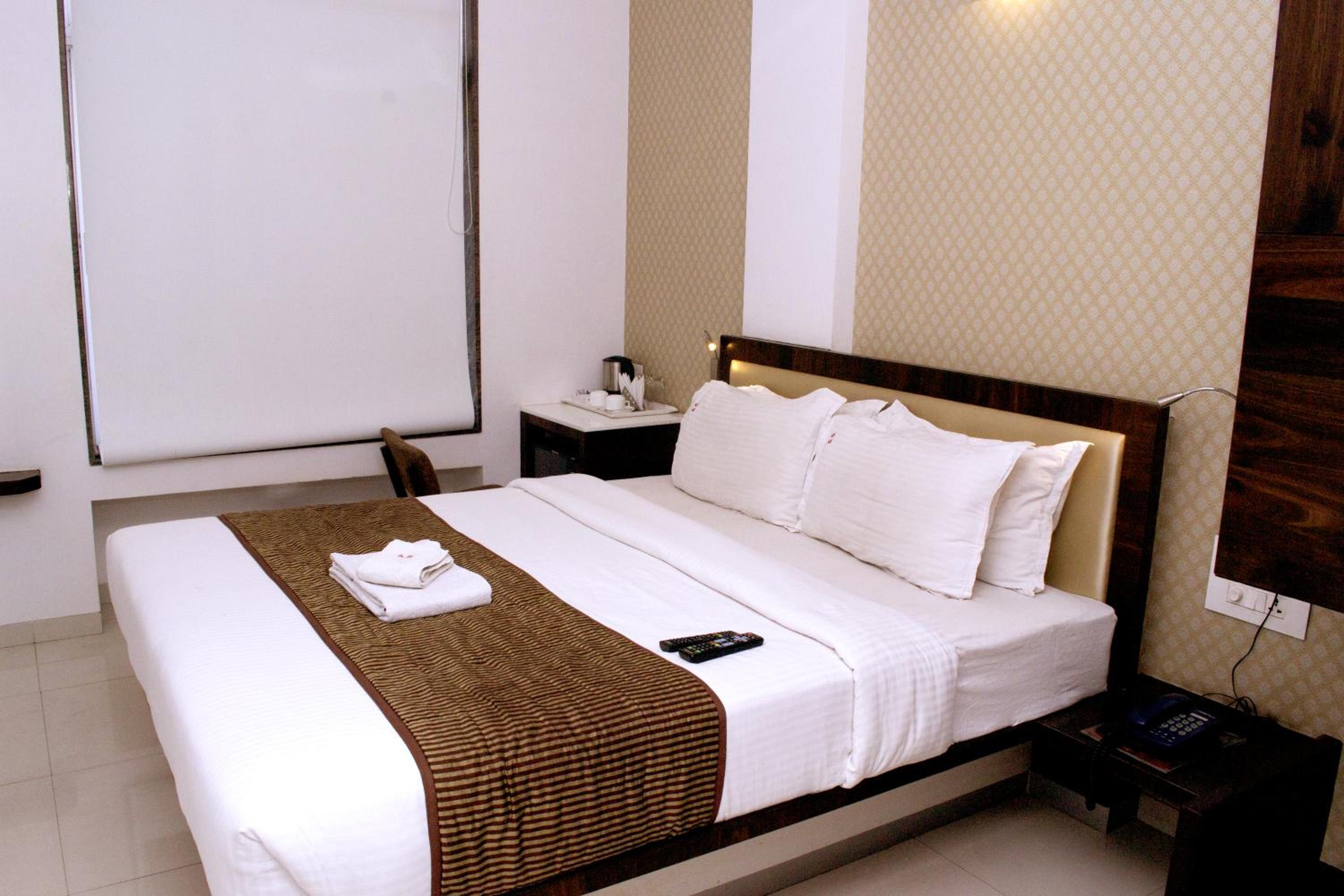 Standard Double Room with Fan - Photo 8
