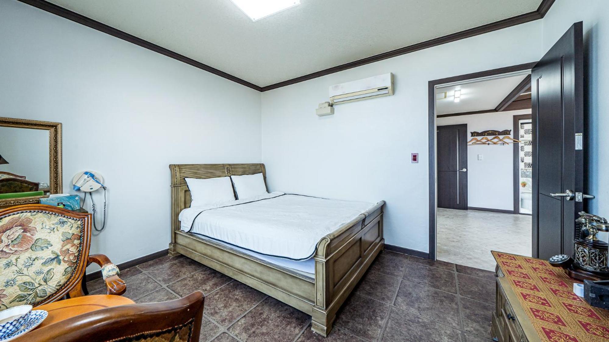 One-Bedroom House - Photo 9