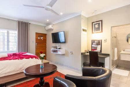 Standard Suite - Photo 10