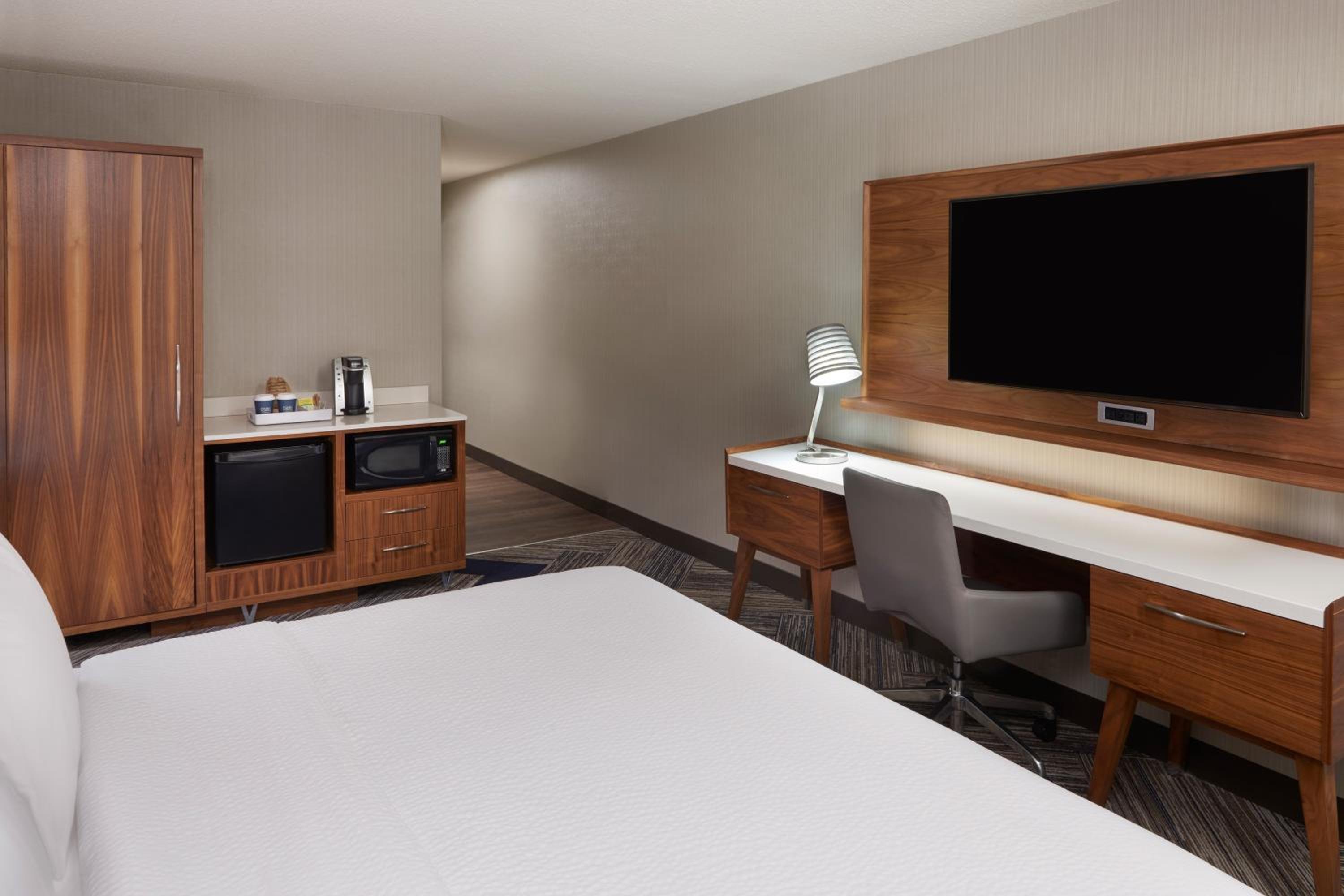 King Studio with Kitchenette and Bathtub - Mobility Access/Hearing Accessible