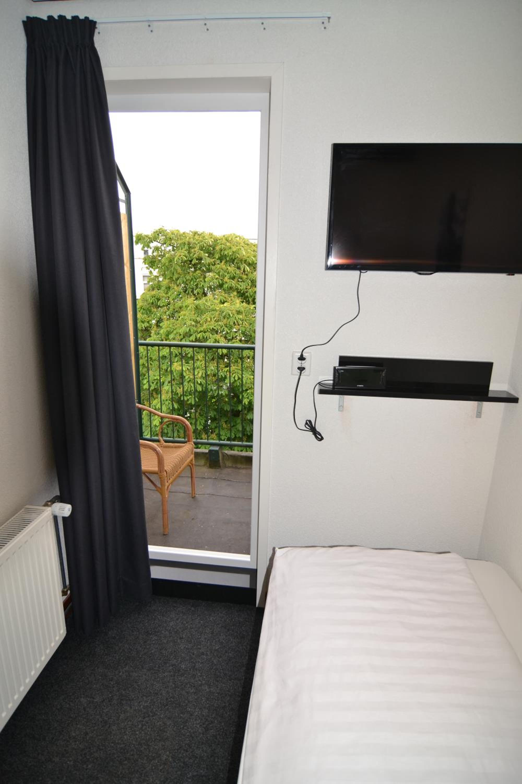 Standard Single Room with Shared Bathroom photo 3