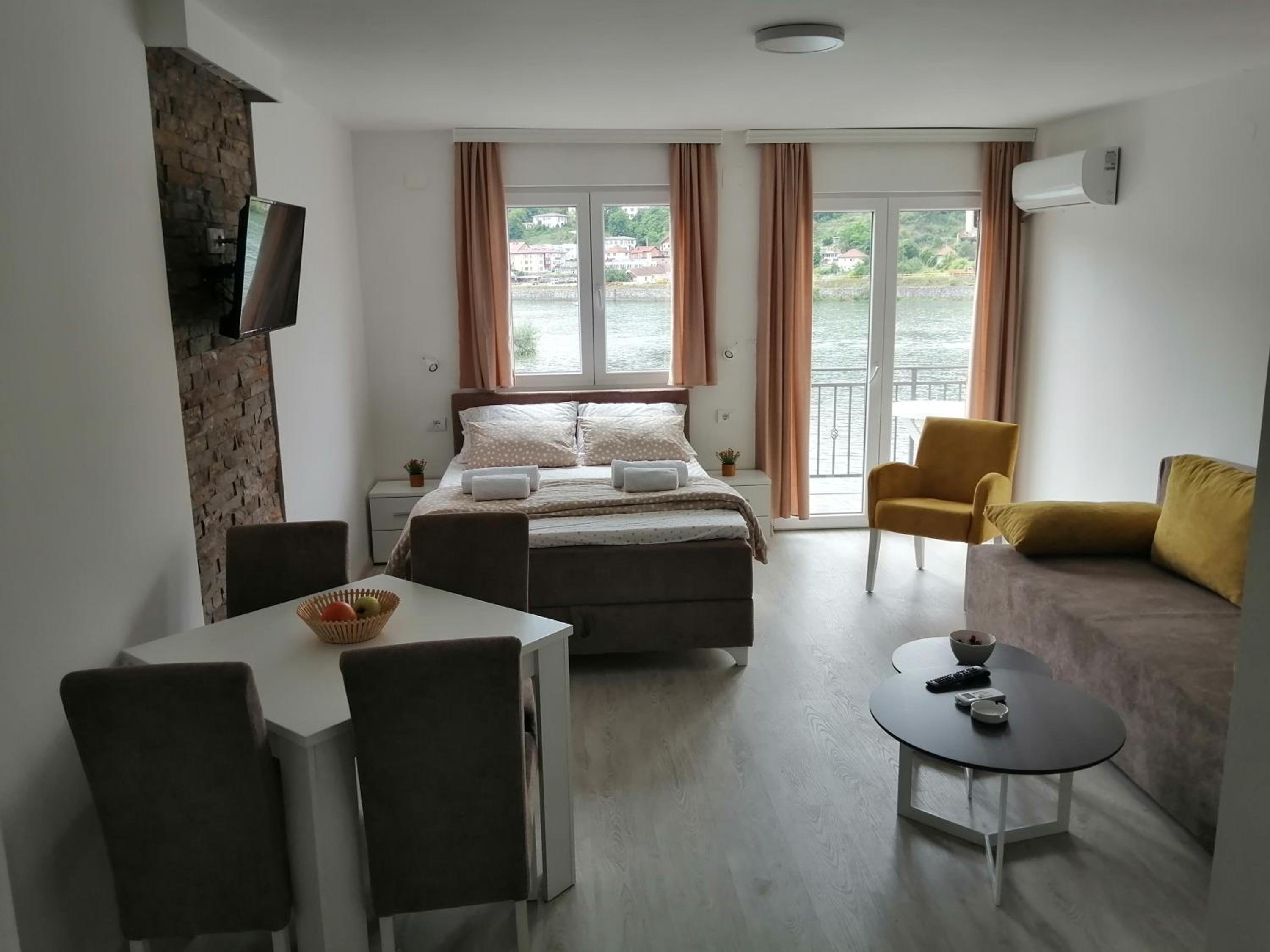 One-Bedroom Apartment photo 2