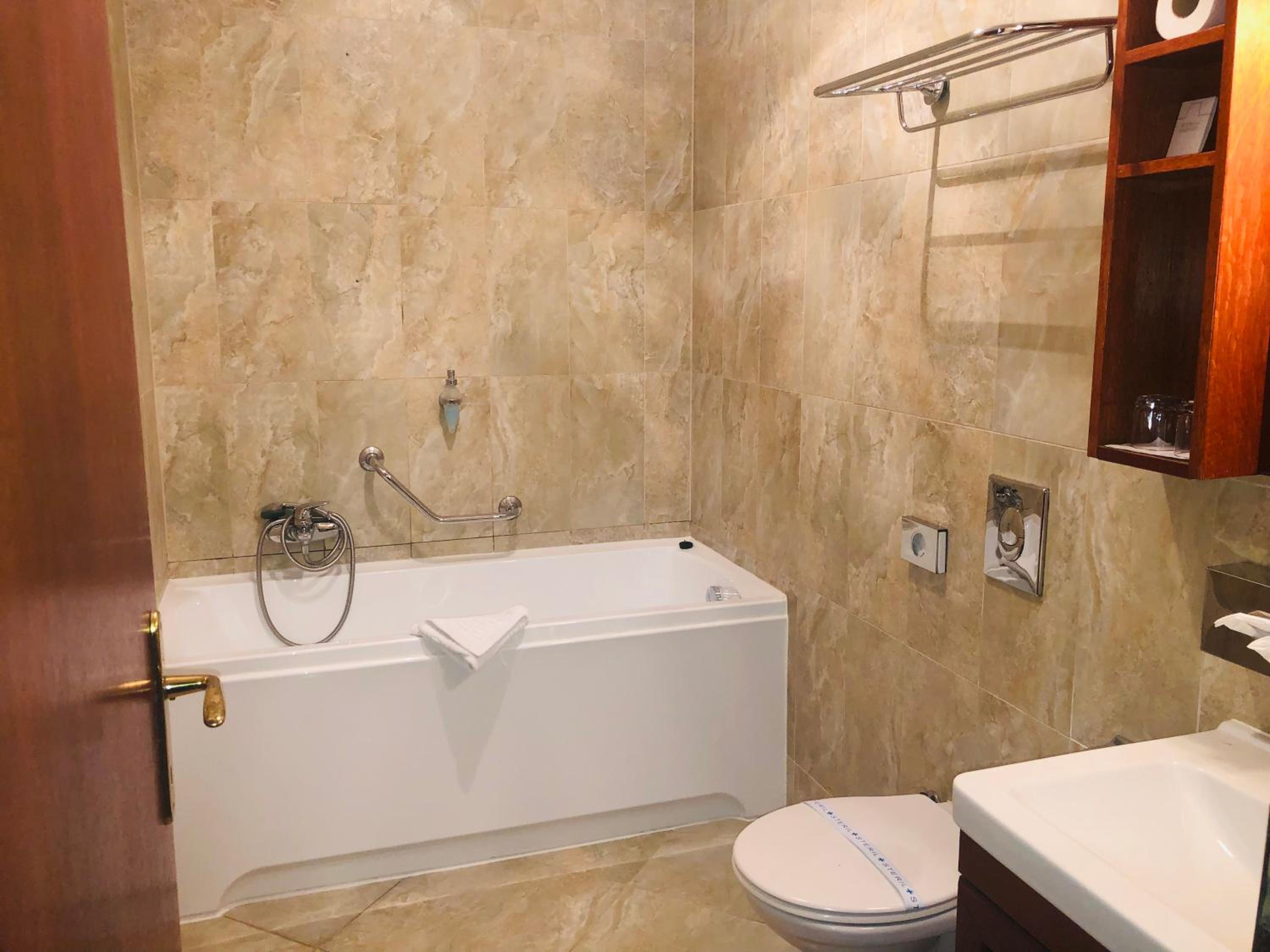 Superior Luxe Double or Twin Room with Balcony - Photo 7