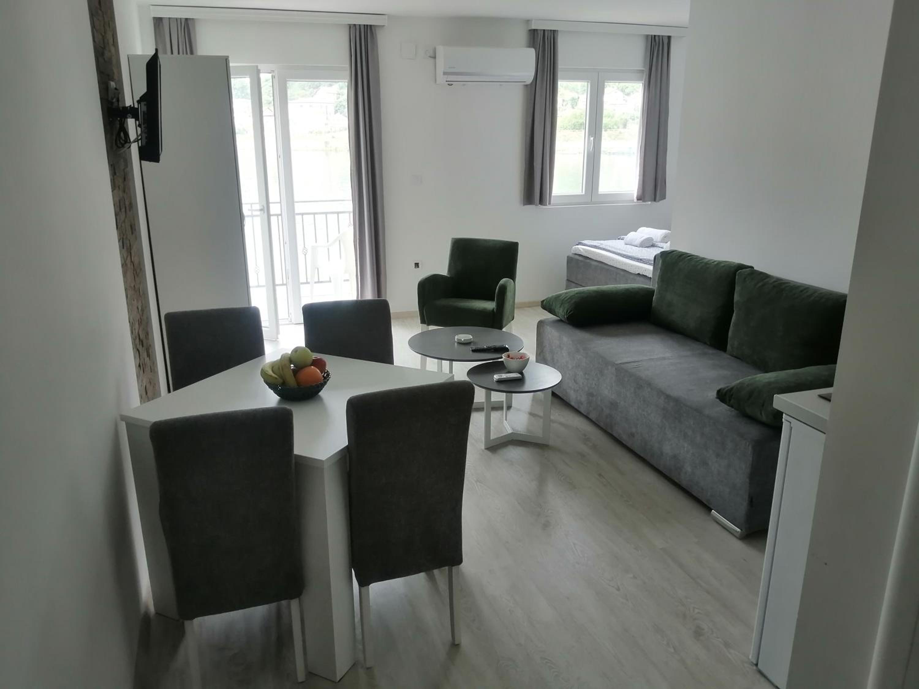 One-Bedroom Apartment photo 1