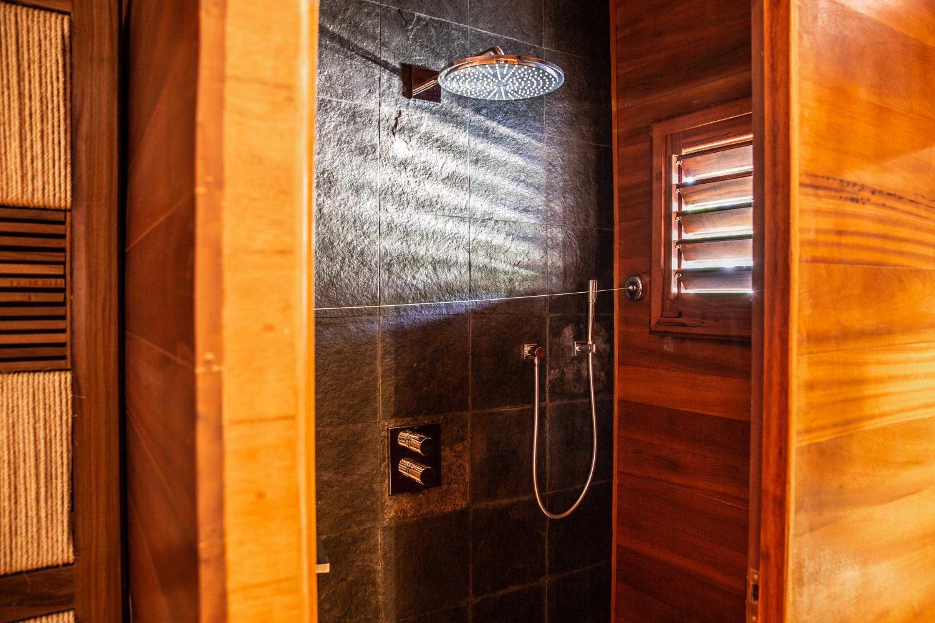 Superior Triple Room with Sea View - Photo 8