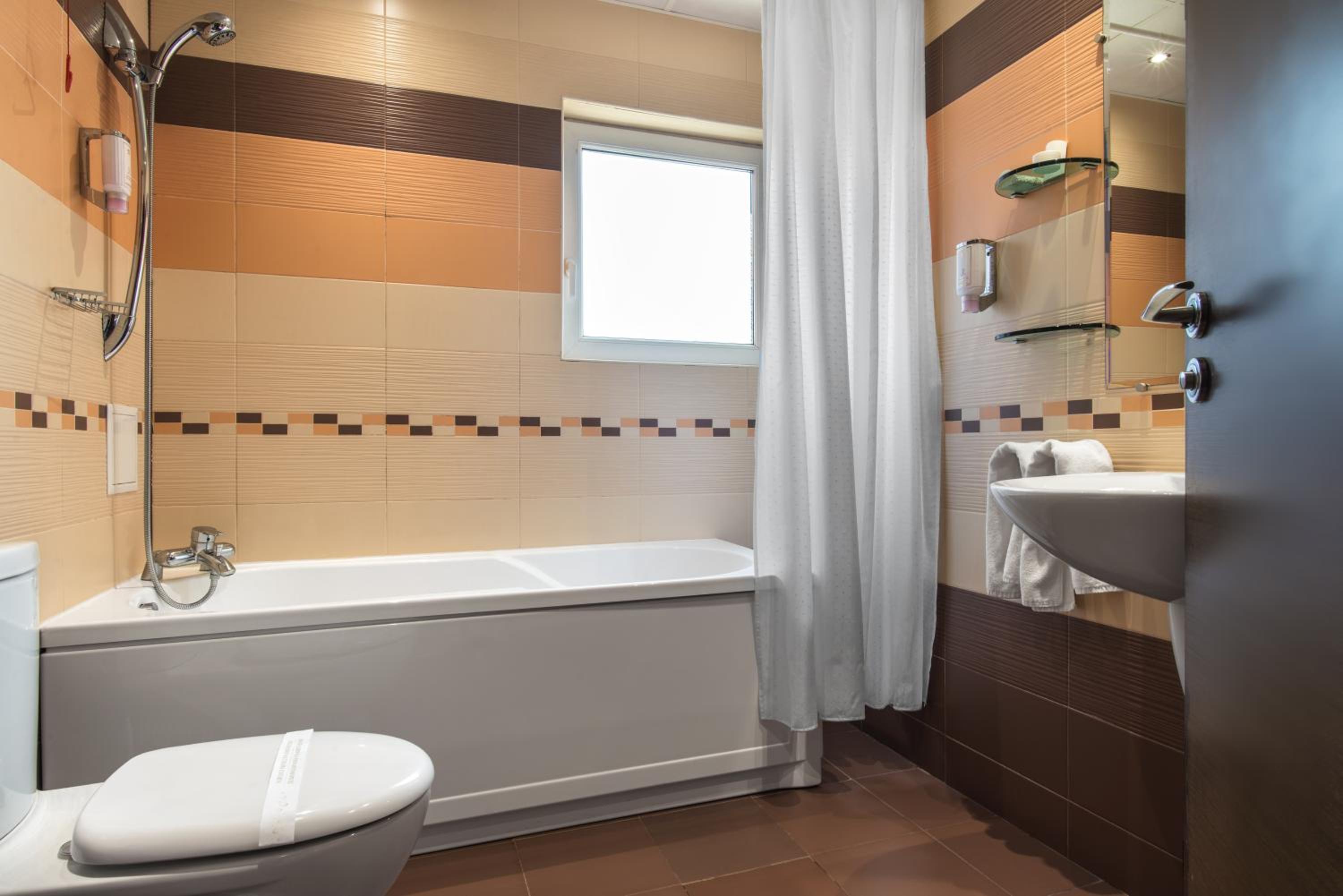 Deluxe Double Room with Bath - Photo 5
