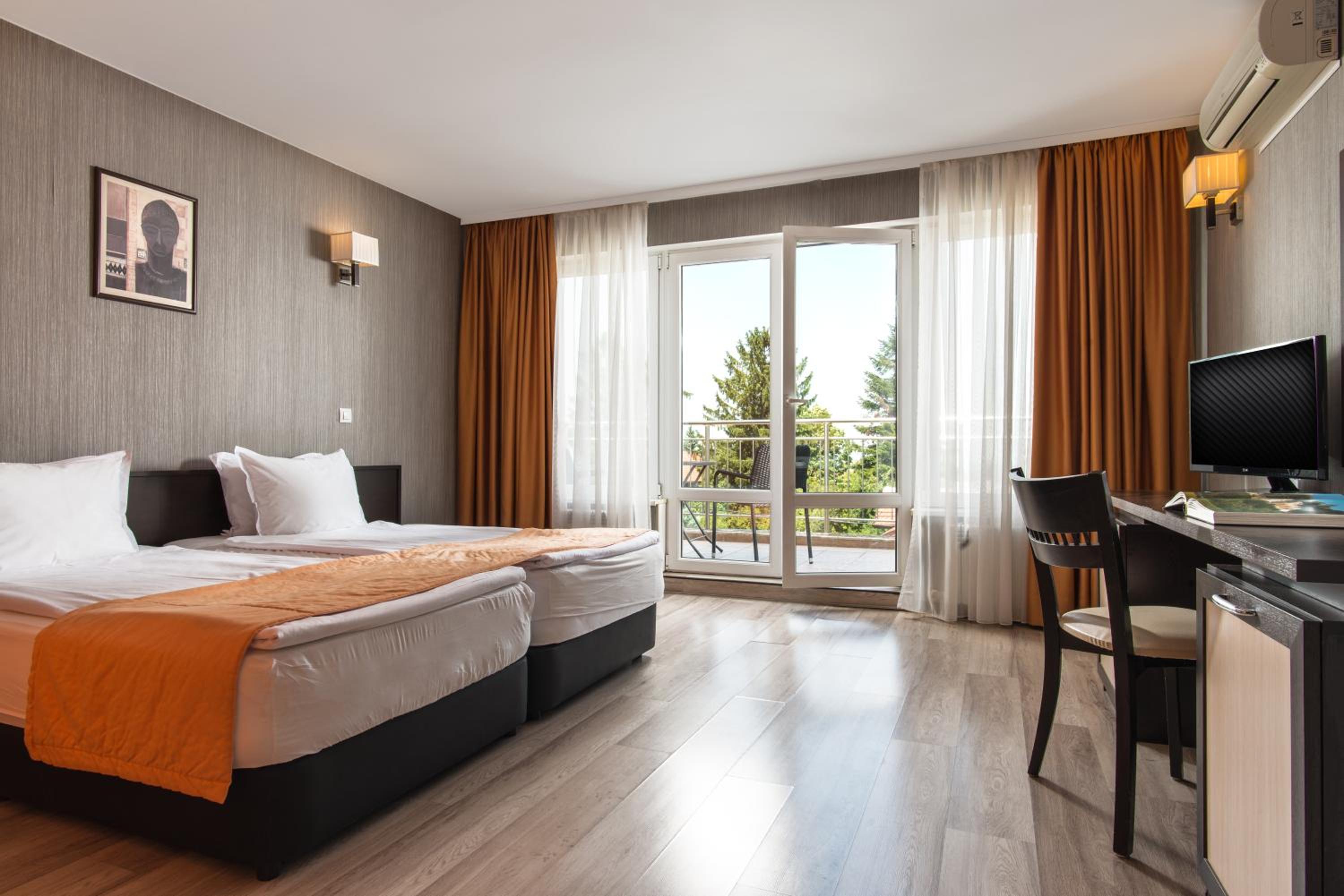 Deluxe Double Room with Bath - Photo 3