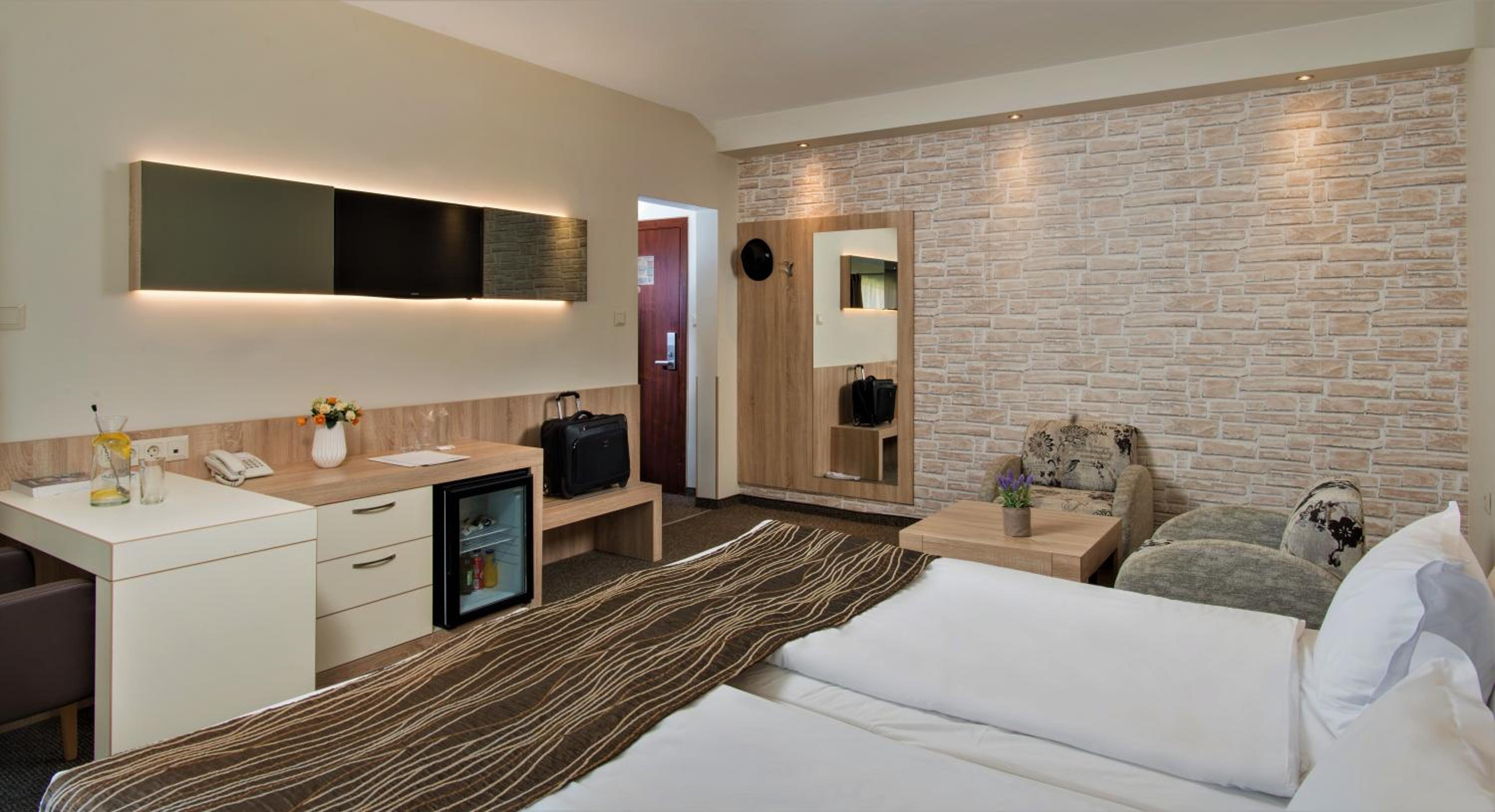 Deluxe Double Room with Bath - Photo 2