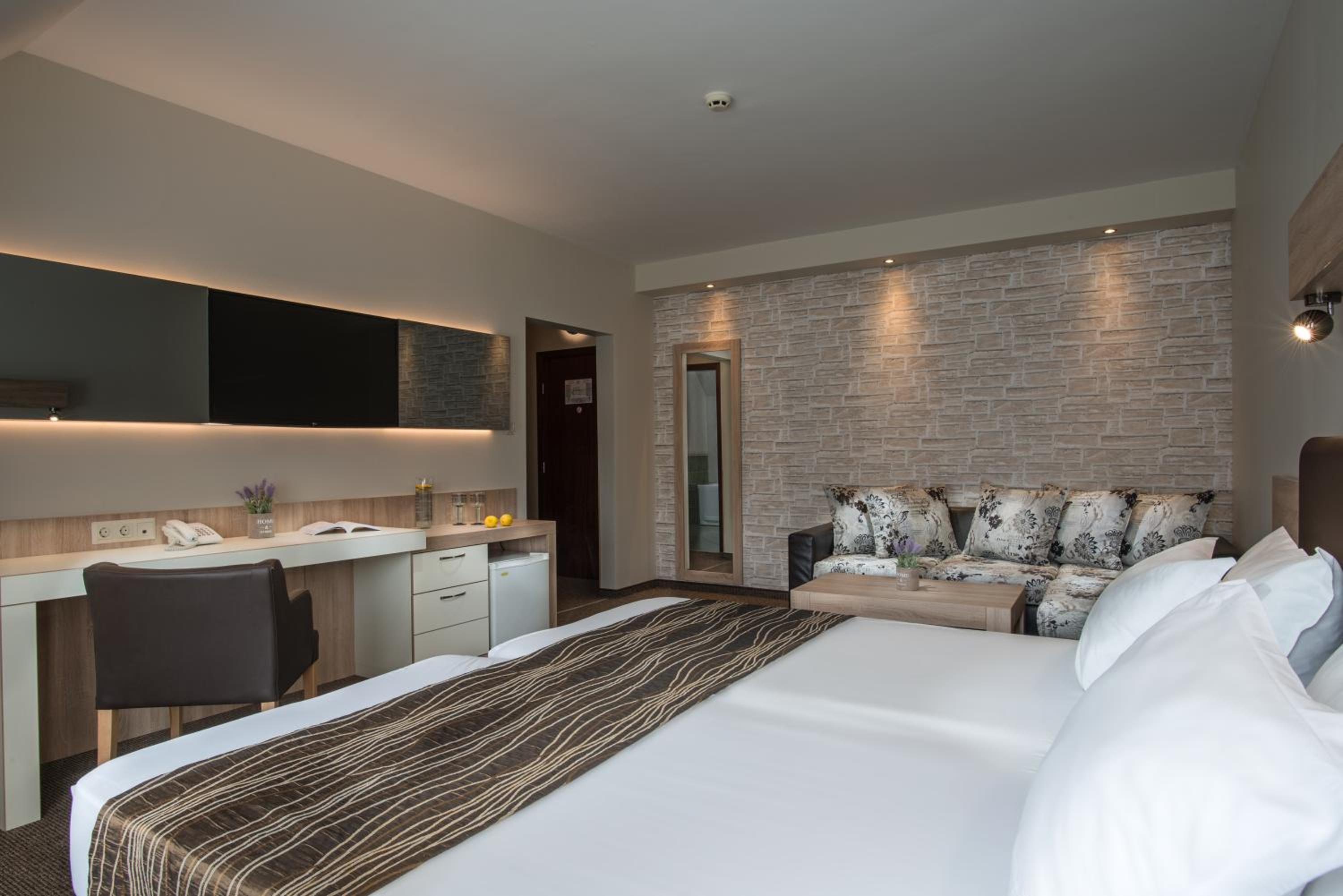 Deluxe Double Room with Bath - Photo 1