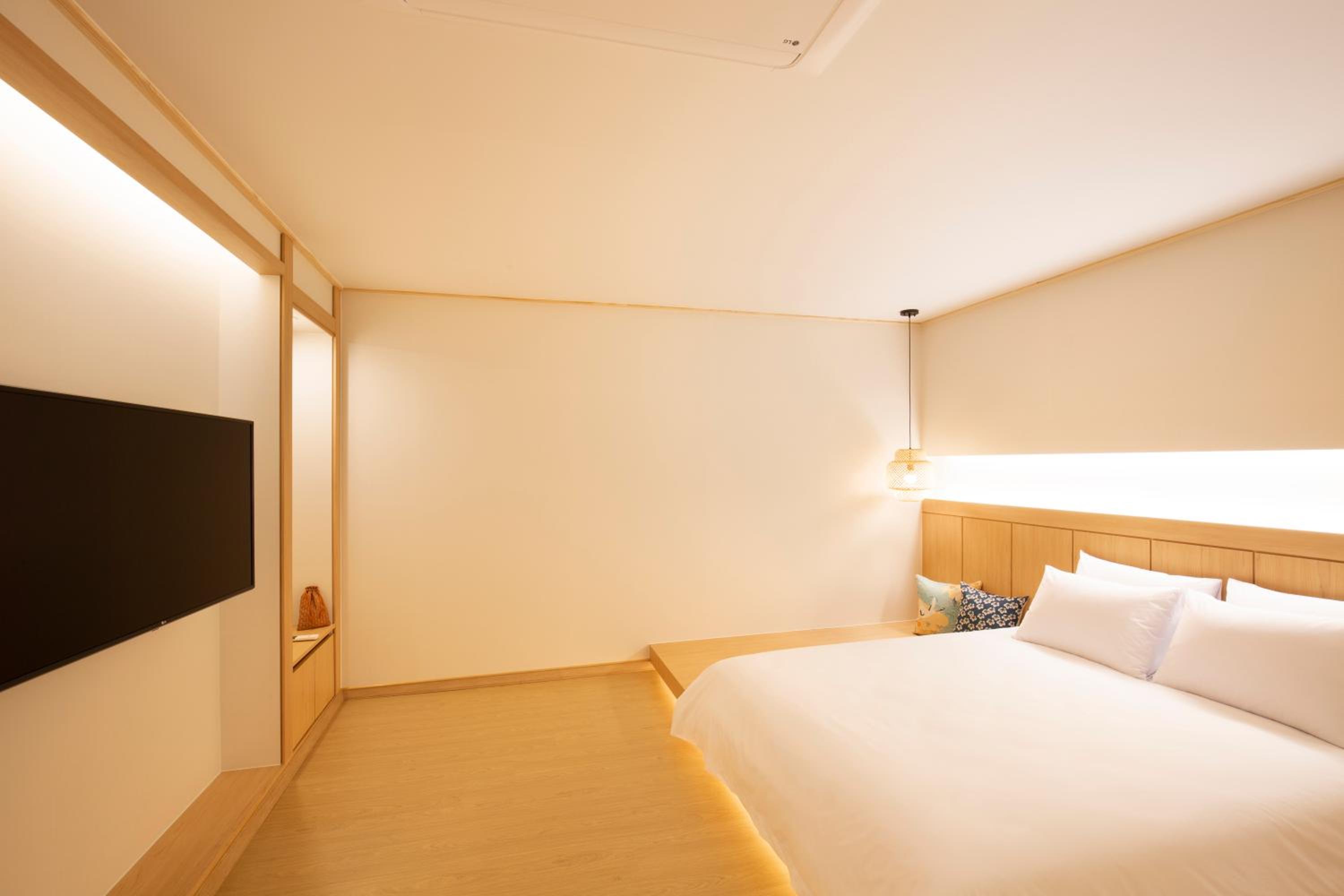 Suite - Photo 1