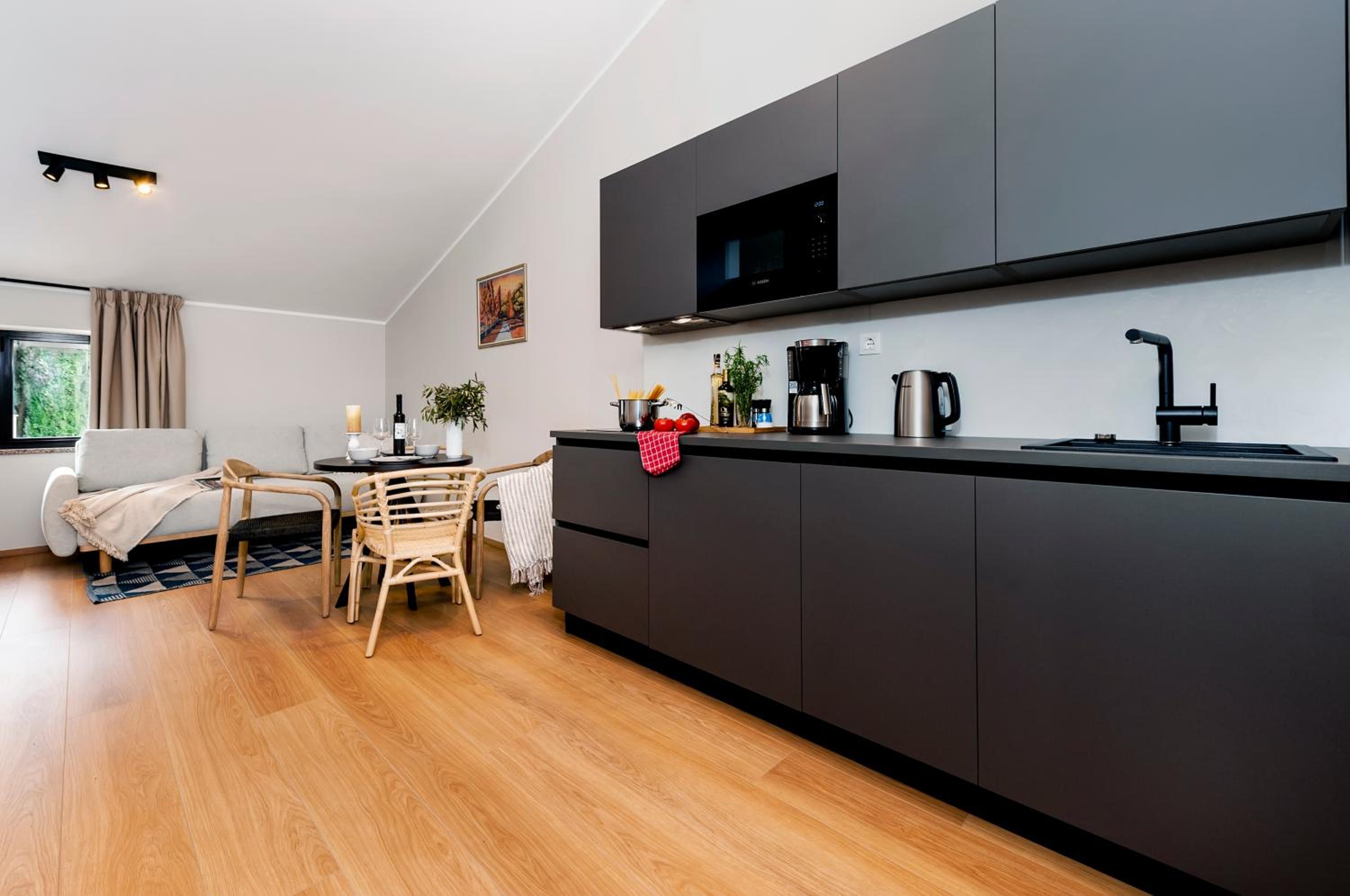 Apartment with Terrace - Photo 6
