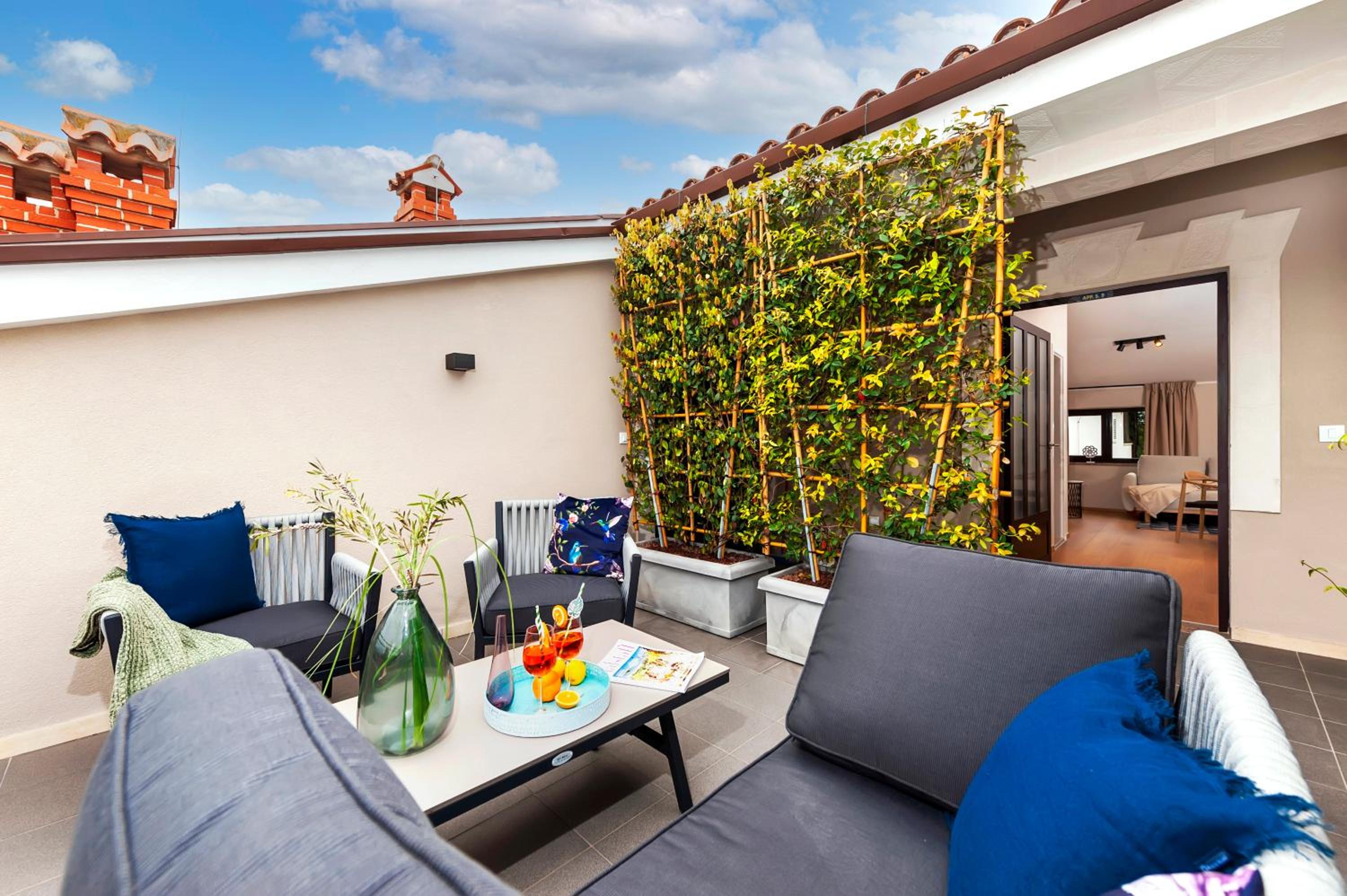 Apartment with Terrace - Photo 4
