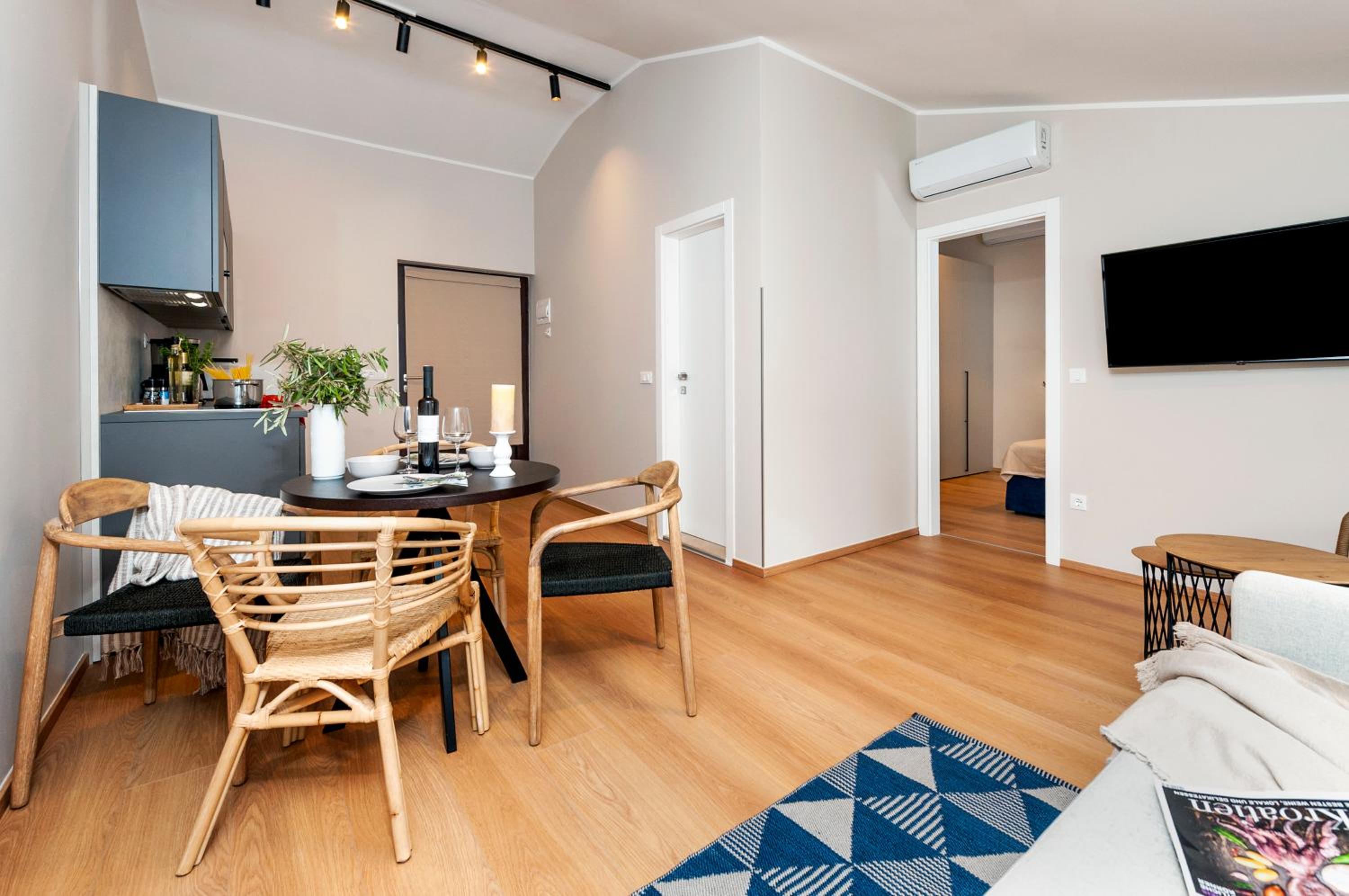 Apartment with Terrace - Photo 11