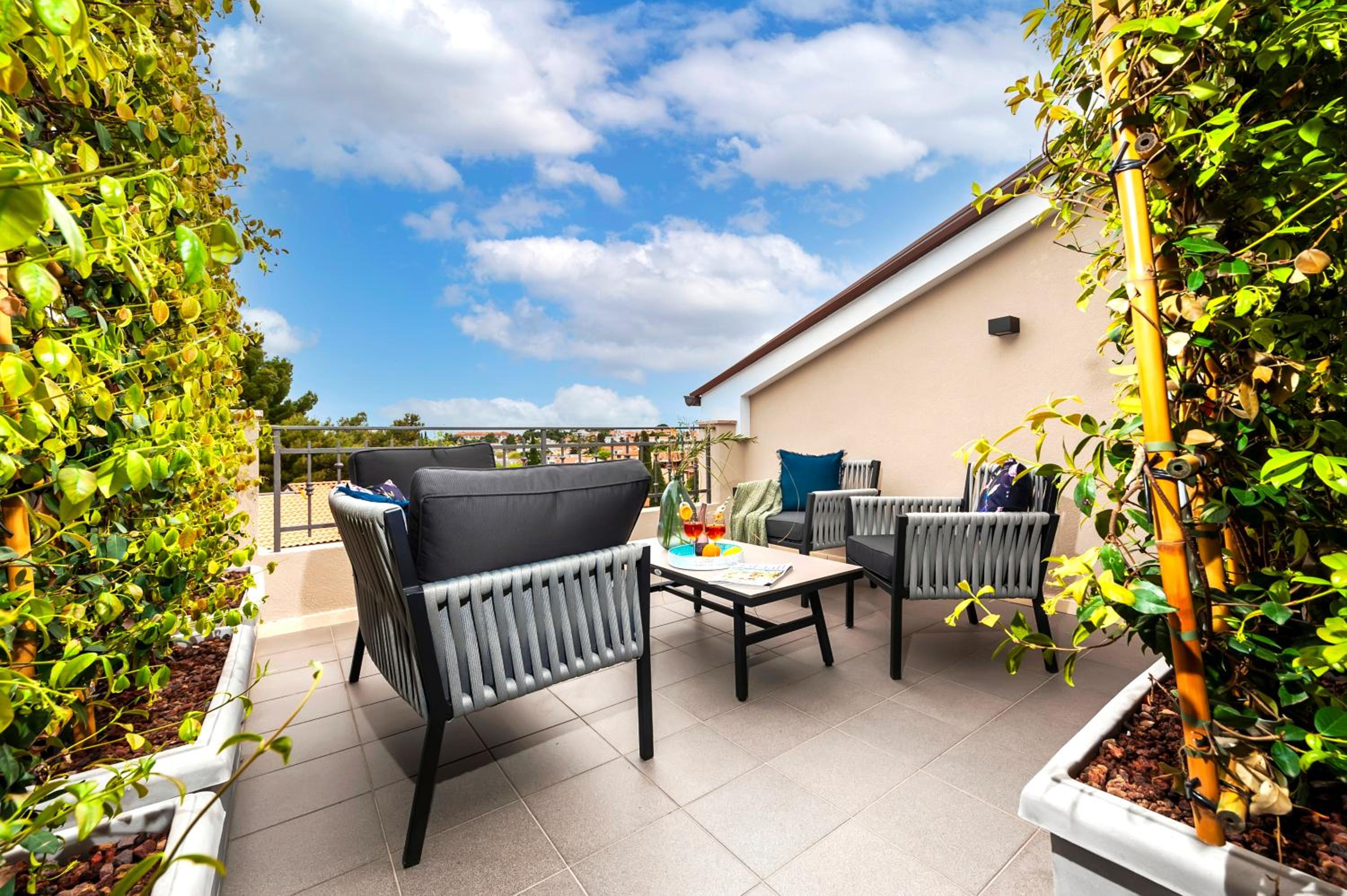 Apartment with Terrace - Photo 2